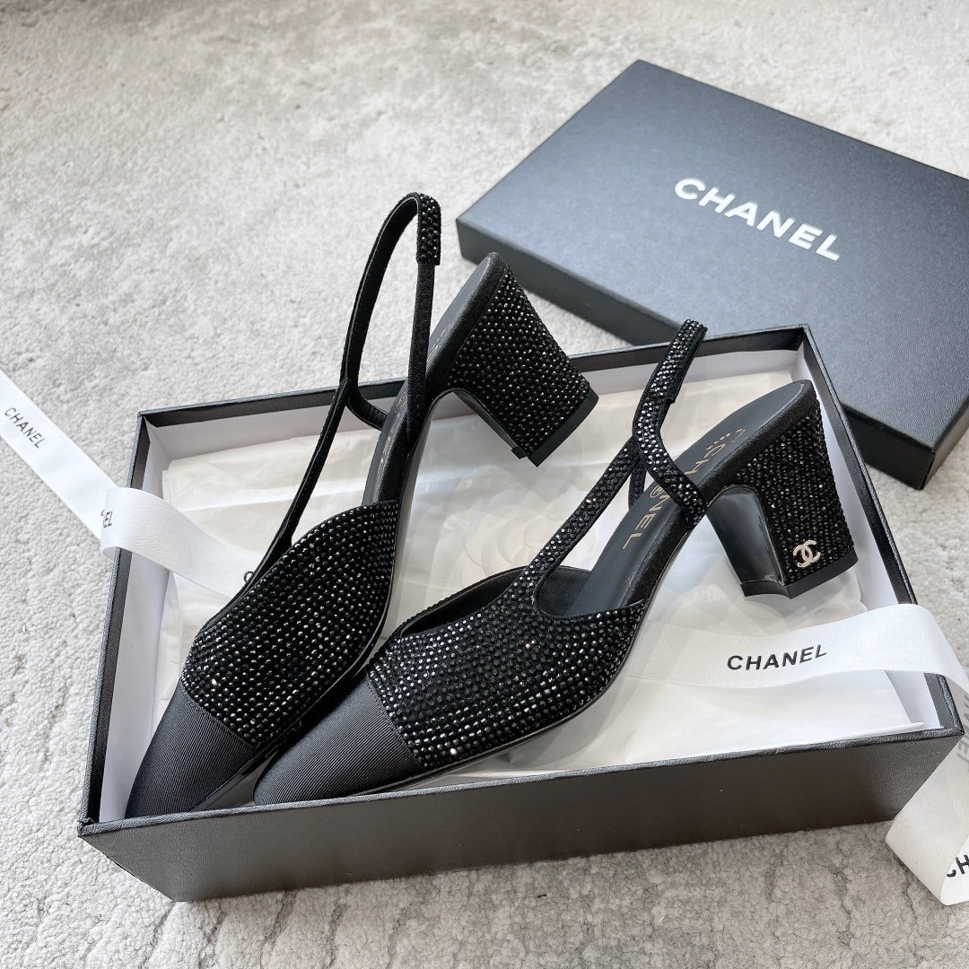 Chanel - Атласные босоножки на низком каблуке со стразами - Черные