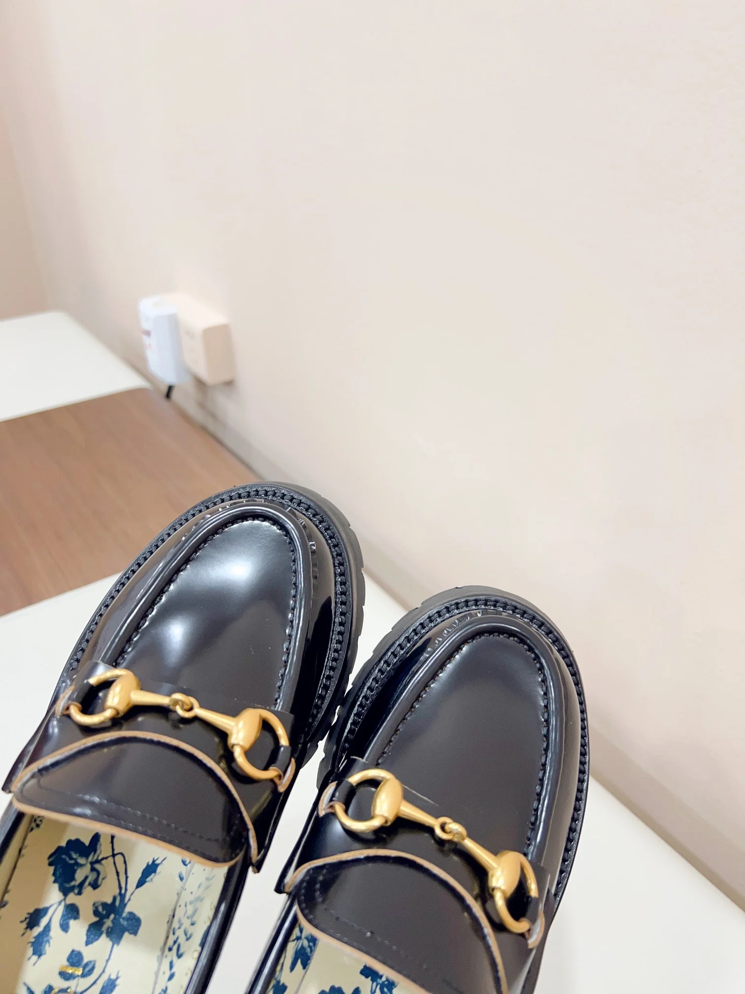 Новинка сезона осень/зима 2023 от Gucci - Лоферы - Глянцевый черный