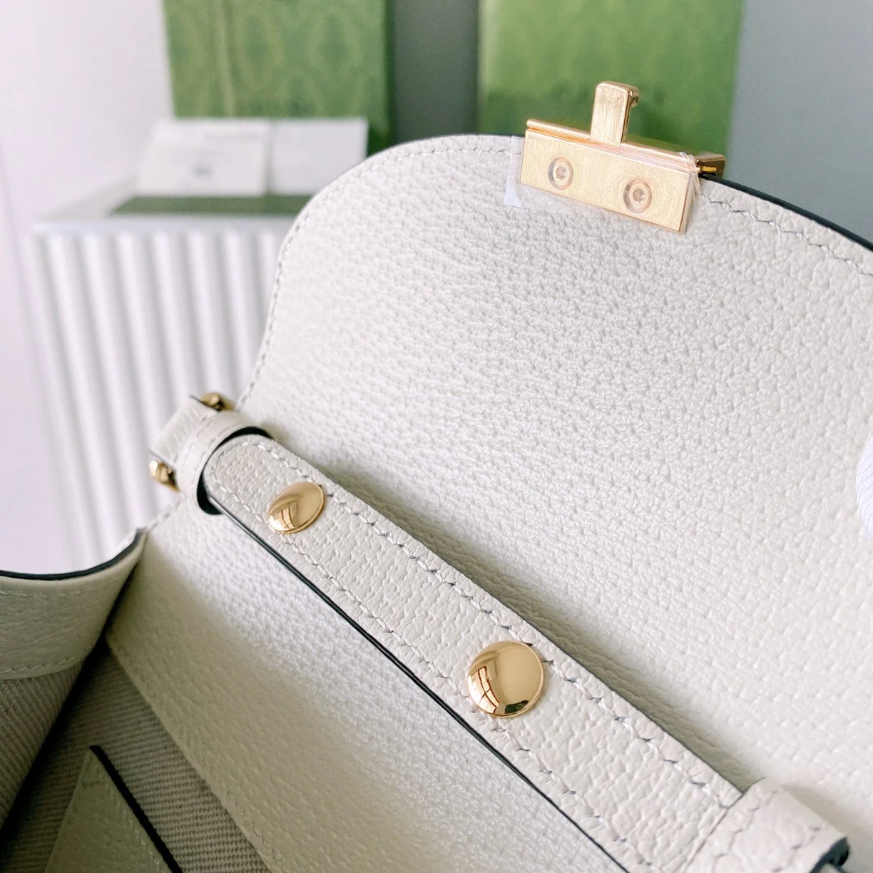 Мини-сумочка Gucci Ophidia/сумка через плечо - 17,5x13x6 см - Белая кожаная отделка с монограммой.