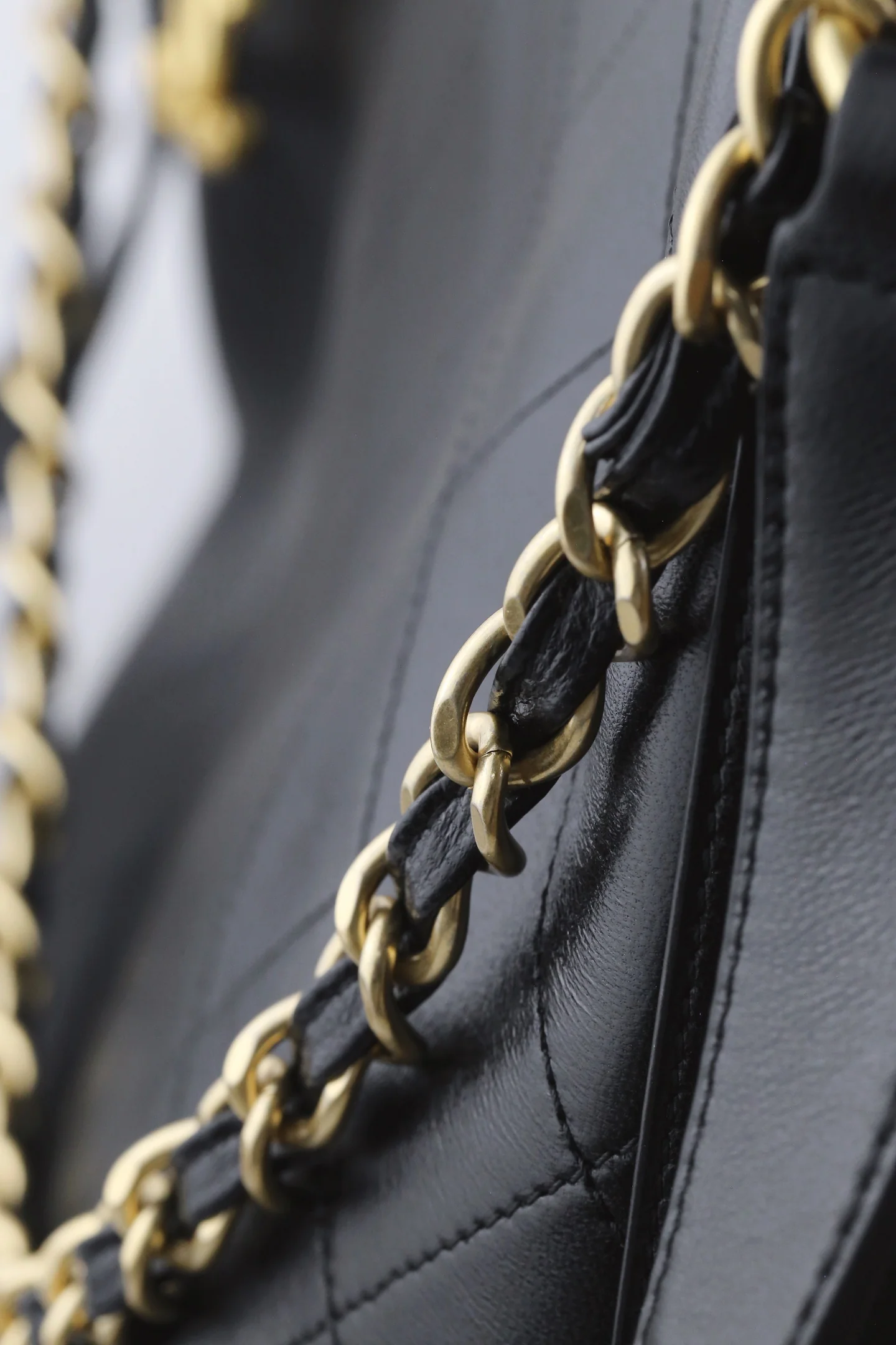 Сумка Chanel в стиле хиппи с золотой монетой 25 пенсов — черно-золотая.