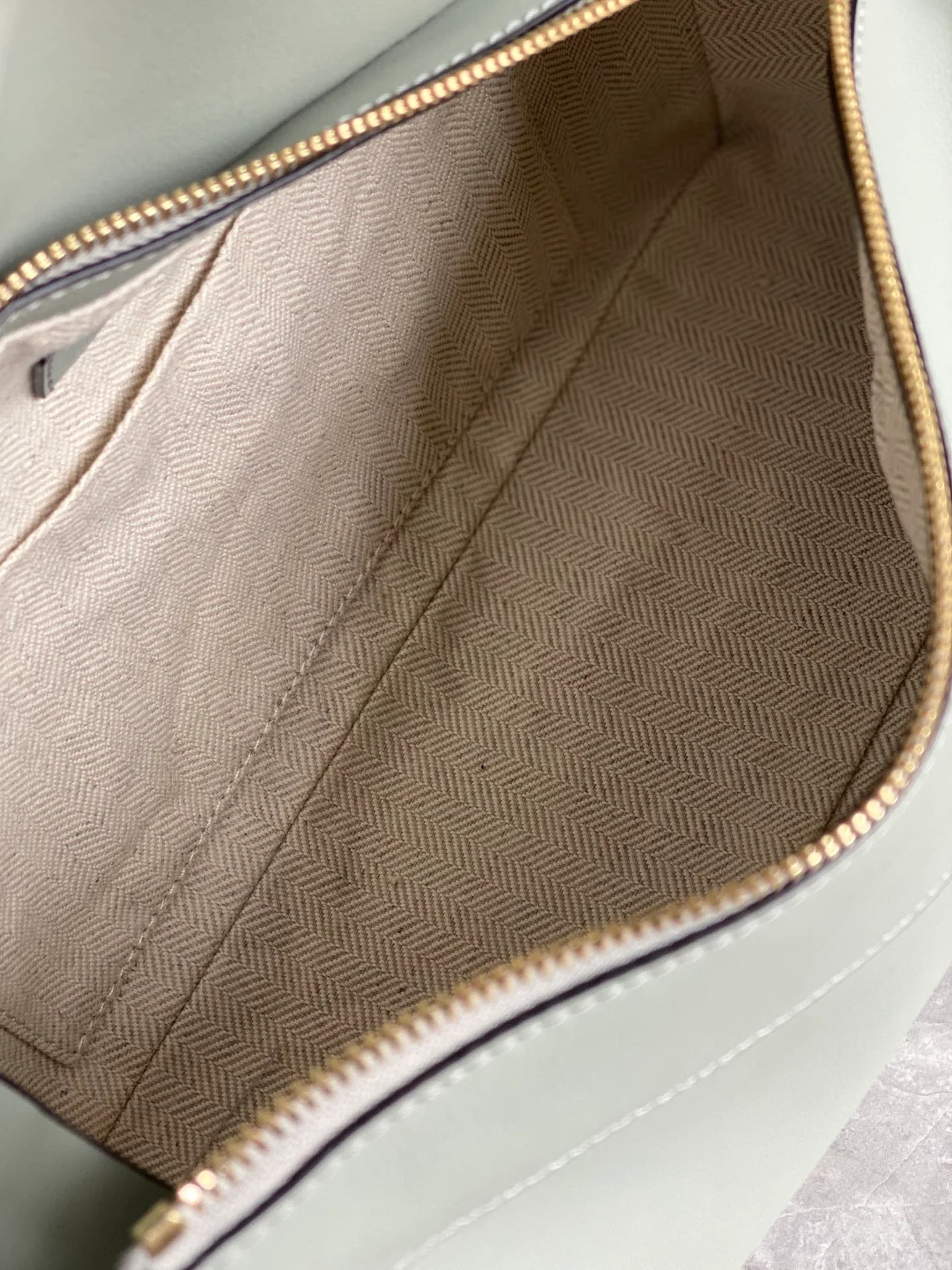 Сумка-хобо Loewe Puzzle — телячья кожа наппа — светло-зеленая