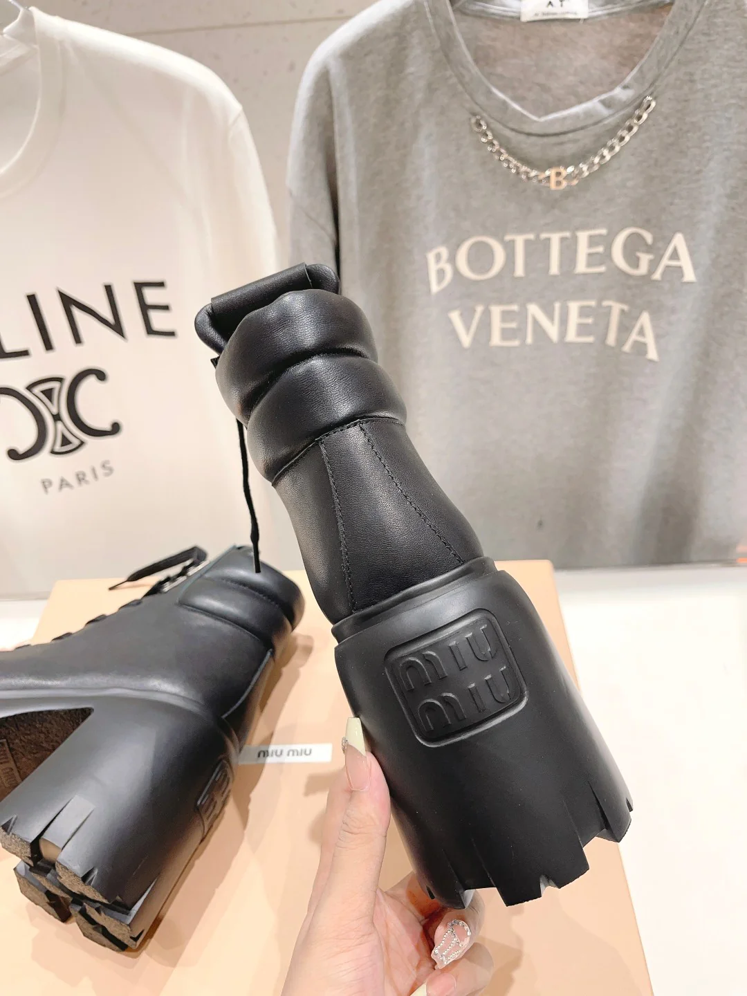 Новинка осенне-зимней коллекции Miu Miu 2023 — ботильоны на высоком каблуке и платформе.