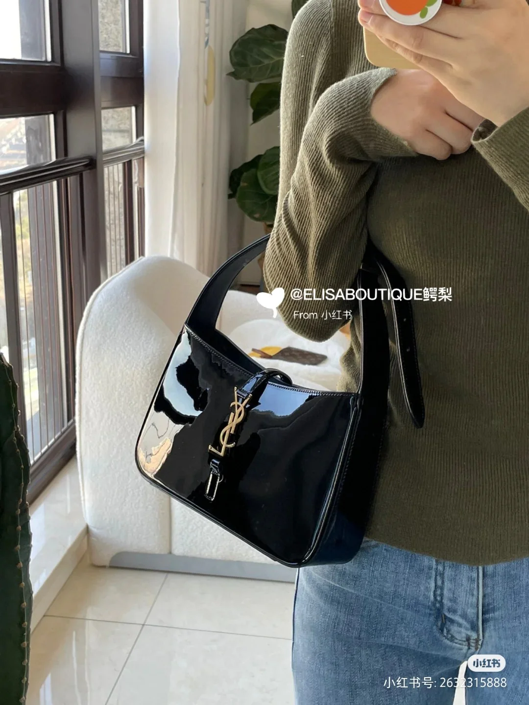 Кожаная сумка YSL Le 5a 7 через плечо — черная лакированная — фотографии в действии.