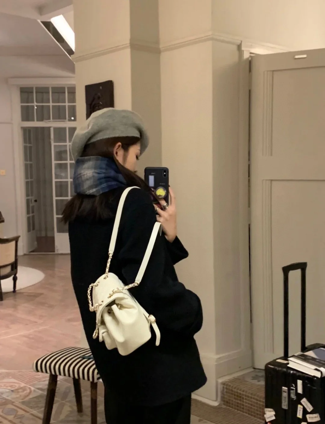 Рюкзак Chanel — белый, из вощеной кожи.