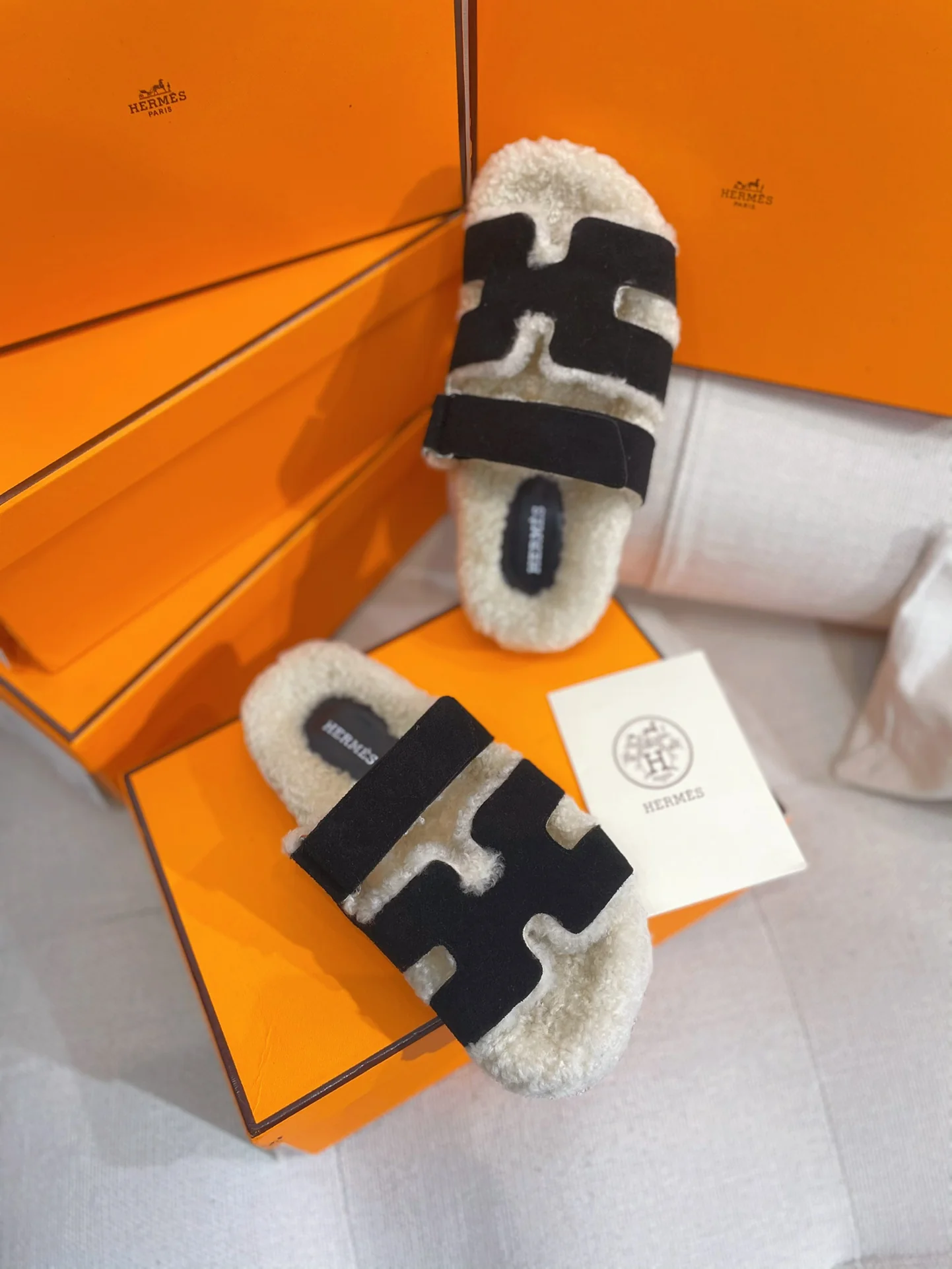 Новинка сезона осень/зима 2022 от Hermes - Домашние тапочки из овечьей шерсти и кожи в стиле пэчворк - Черные - 1 шт.