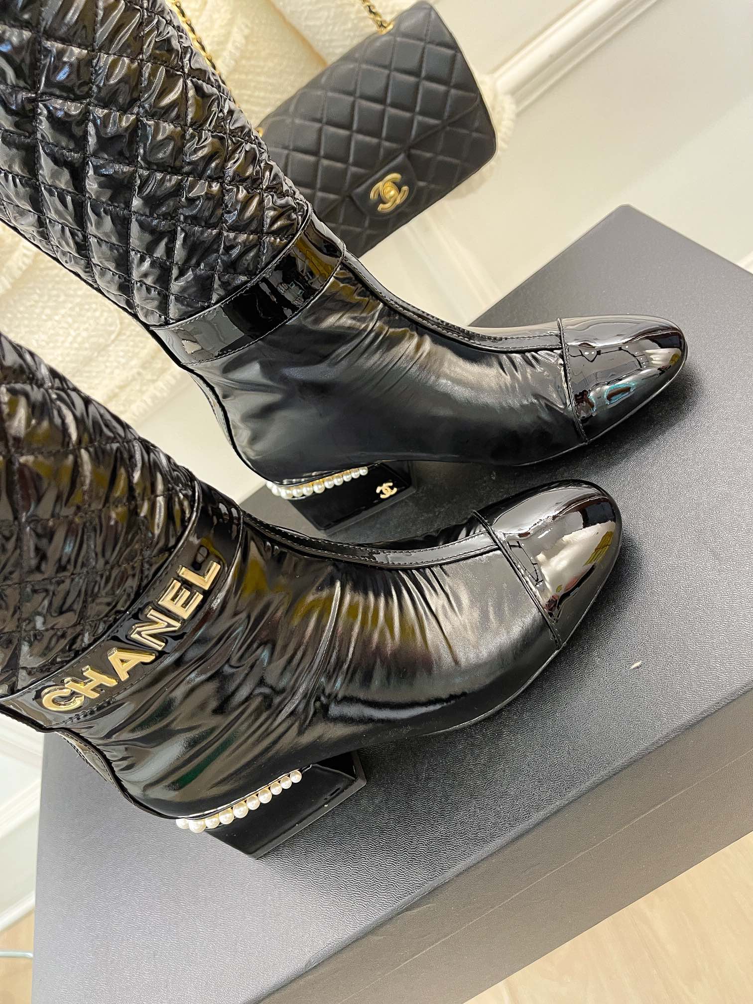 Новинка сезона осень/зима 2022 от Chanel — клетчатые высокие сапоги.