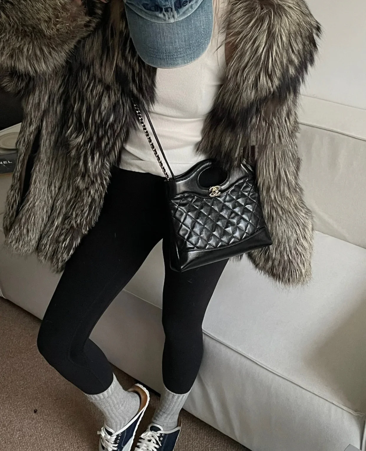 Мини-сумка Chanel 24s Mini 31, из вощеной овечьей кожи, черная.