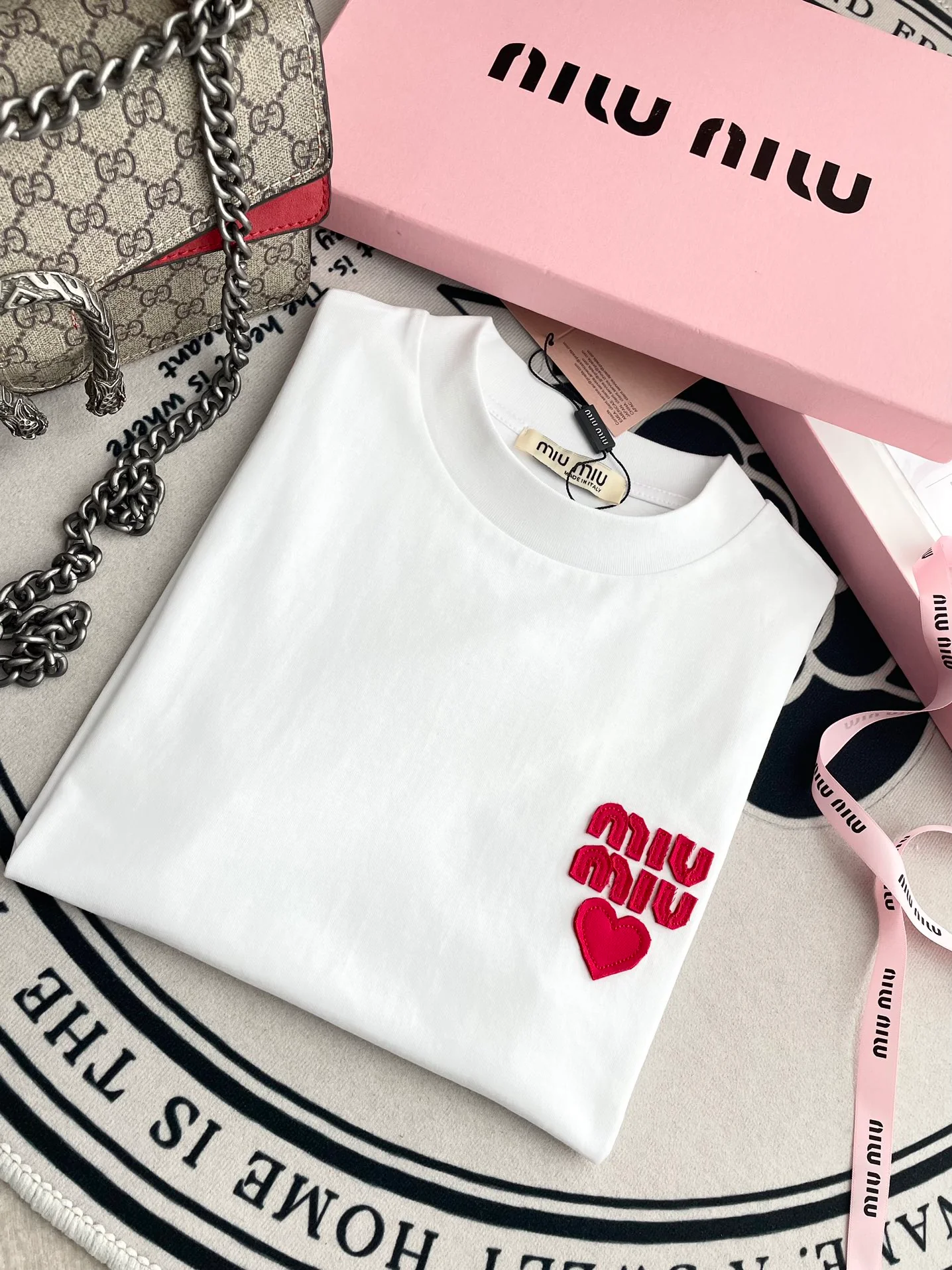 Miu Miu-2404 - Простая футболка с коротким рукавом и красной аппликацией в виде надписи.