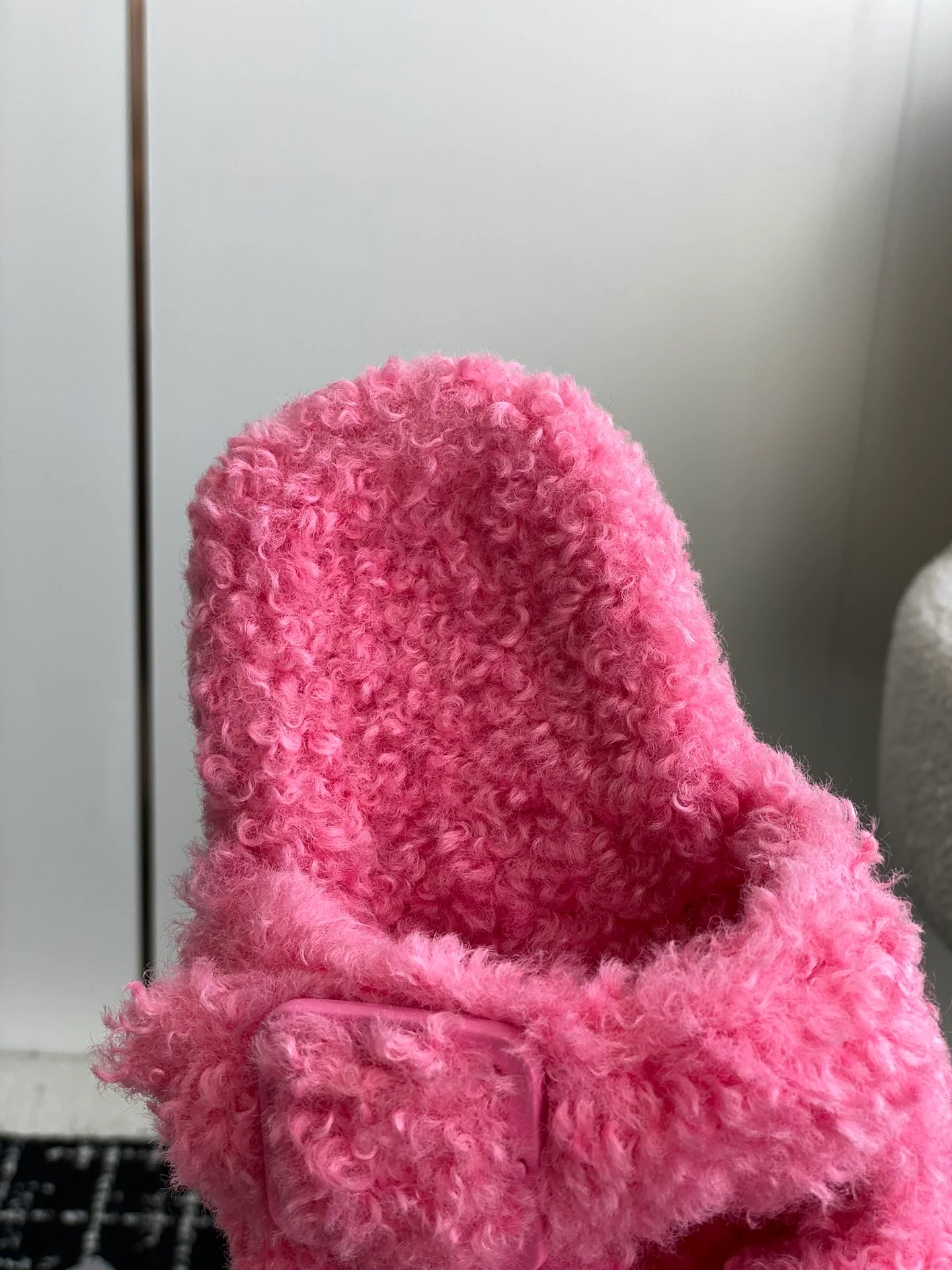 Новинка сезона осень/зима 2023 от Balenciaga - Меховые тапочки - Розовые с пряжкой