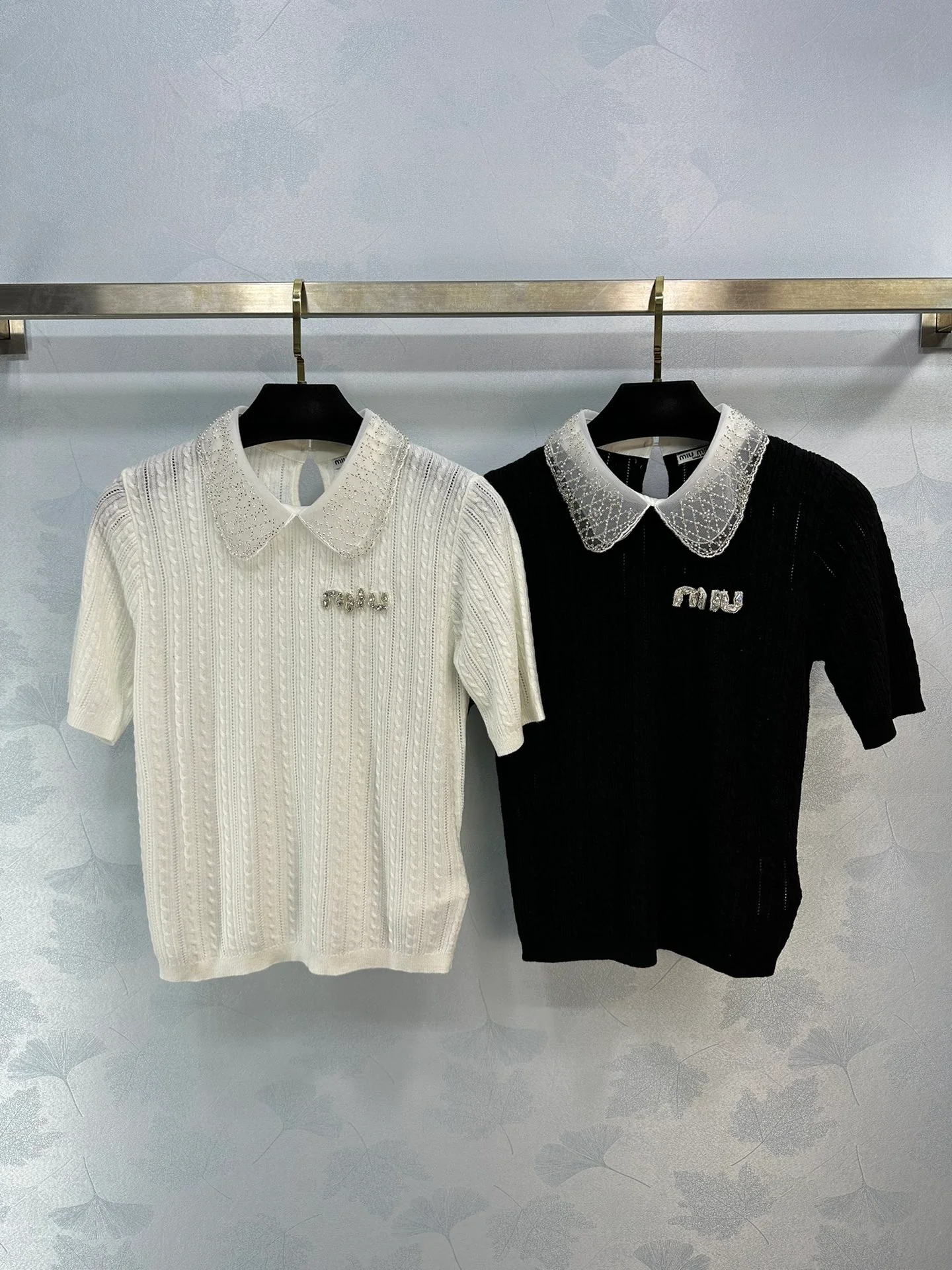 Miu Miu-2404-24 Новая коллекция ?Ранняя весна?: Прочная трикотажная футболка с коротким рукавом и воротником ?Питер Пэн? с бисером.