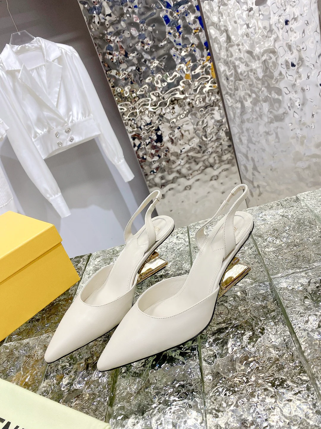 Новинка лета 2022 от Fendi - туфли на F-образном 3D-каблуке.