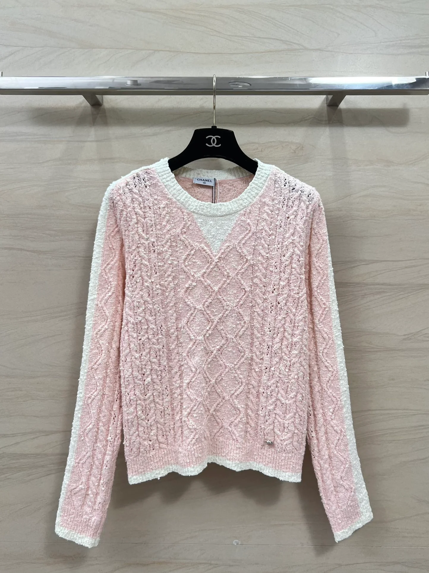 Трикотажный топ с длинными рукавами из коллекции Chanel 2403 Resort, белый и розовый.