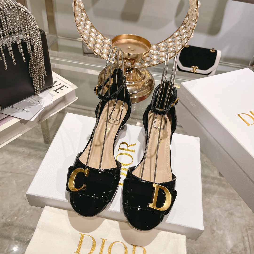 Новинка весны 2023 года от Dior — сандалии с закрытым носком и ажурной подошвой — лакированная кожа, черные.