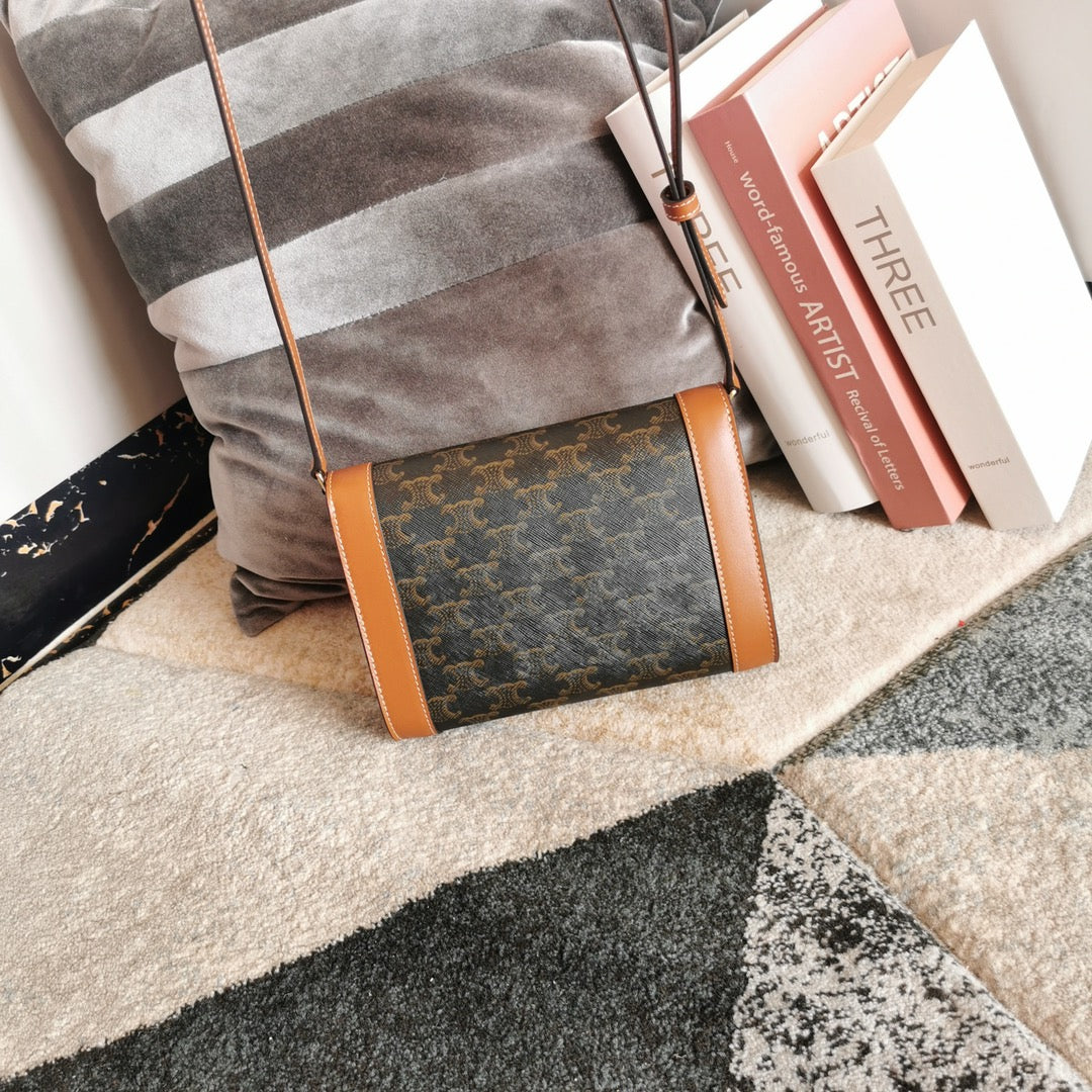 Celine - Сумка-конверт через плечо - Монограмма, коричневая