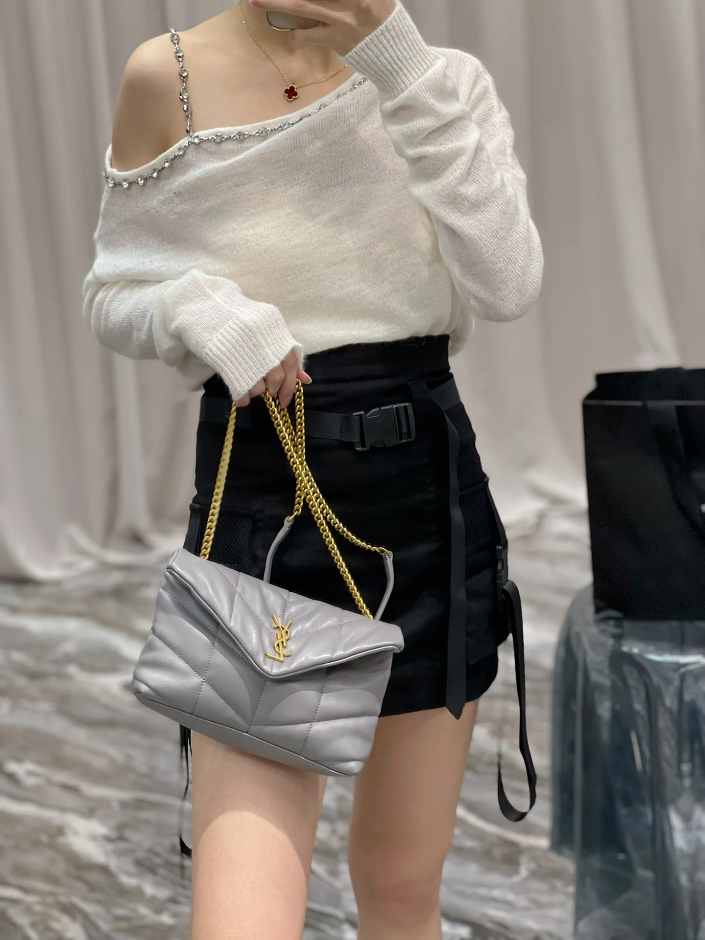 Стеганая сумка YSL из овечьей кожи — серая с золотой фурнитурой — овечья кожа — 23 см — На фото: сумка в носке