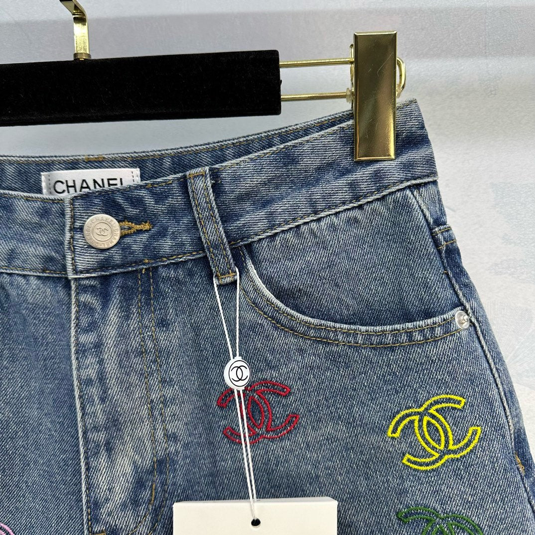 Новые летние джинсовые шорты Chanel 2403 с красочной вышивкой.