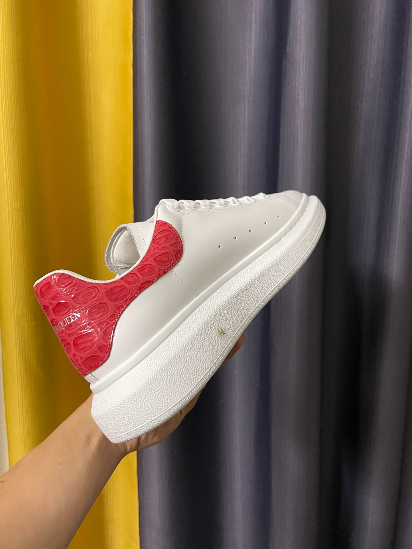 Классические белые кроссовки McQueen - унисекс - каблук с красной крокодиловой полосой