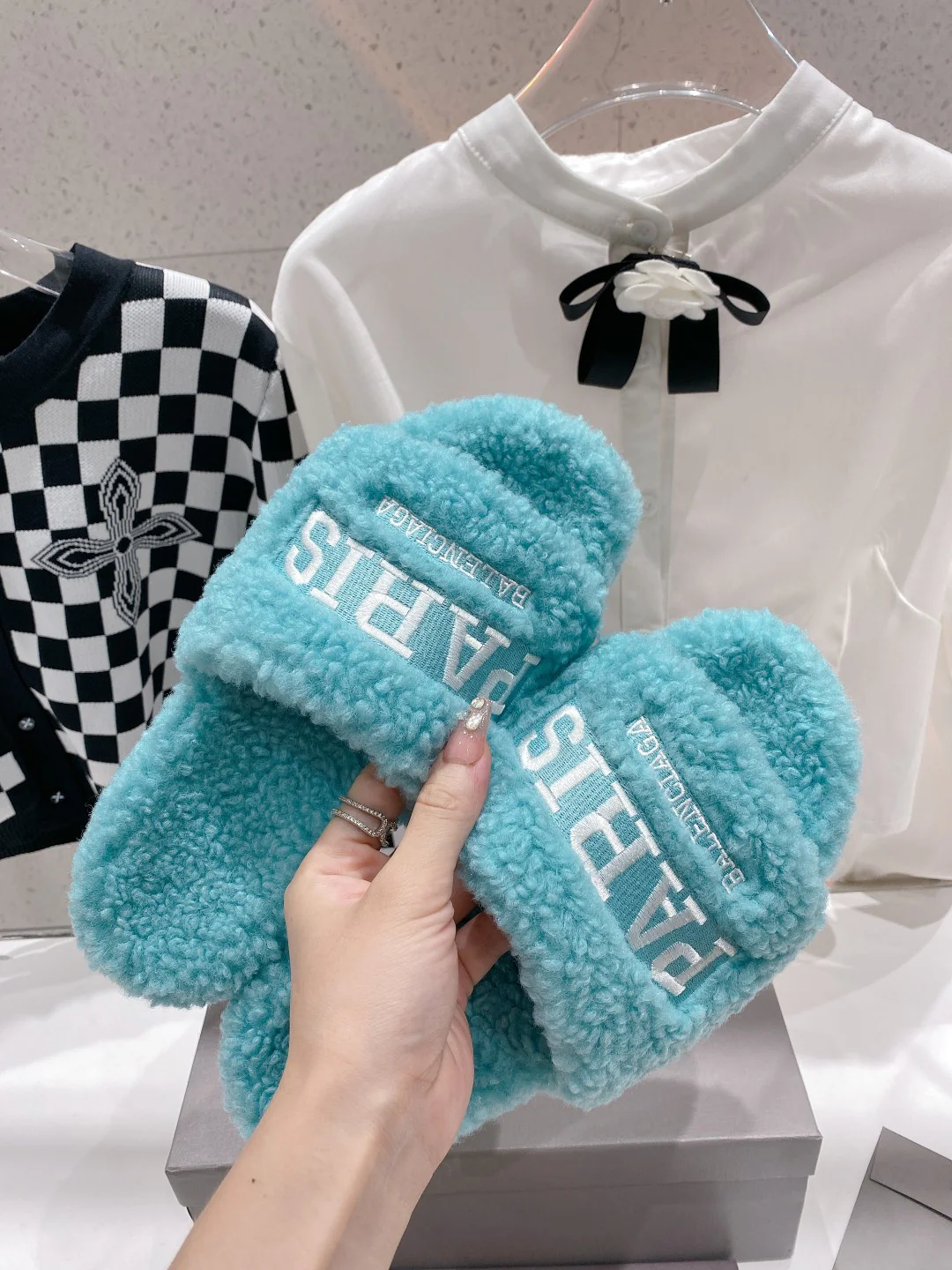 Новинка Balenciaga 2023 года - Меховые тапочки - Светло-голубые