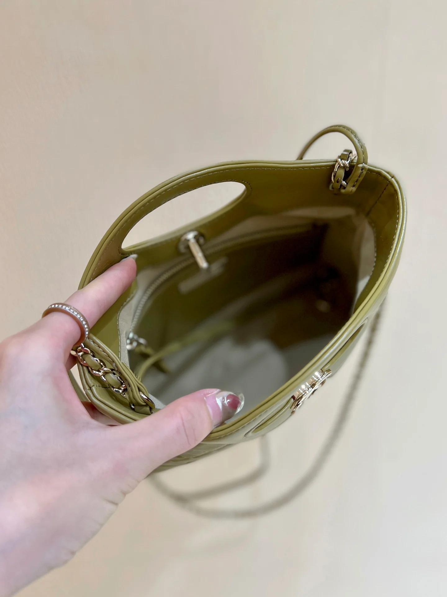 Коллекция Chanel Pre-Fall 2023 - сумка 31bag - оливково-зеленая - мини