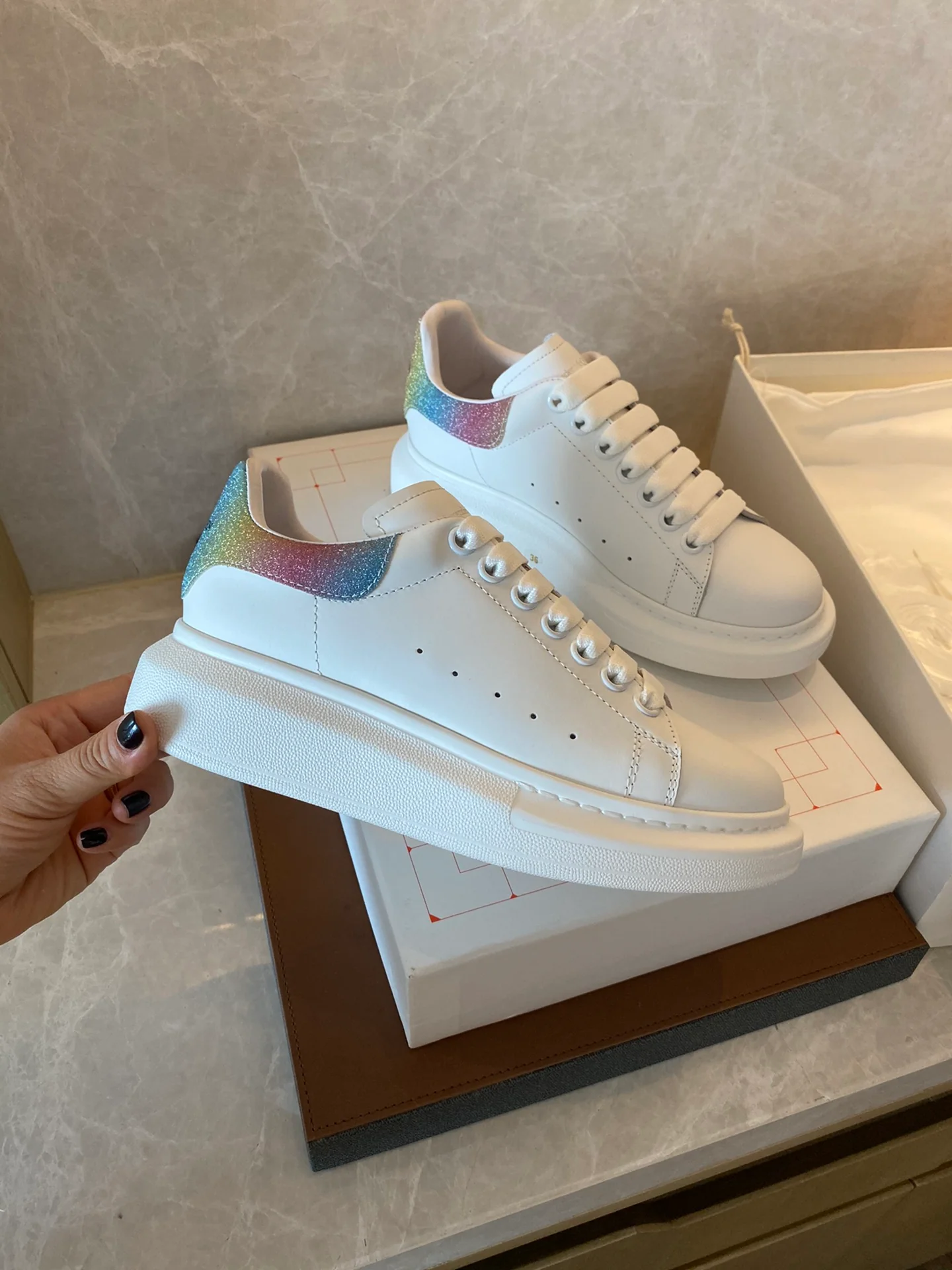 Классические белые кроссовки McQueen - замшевая подошва на каблуке - с блестками