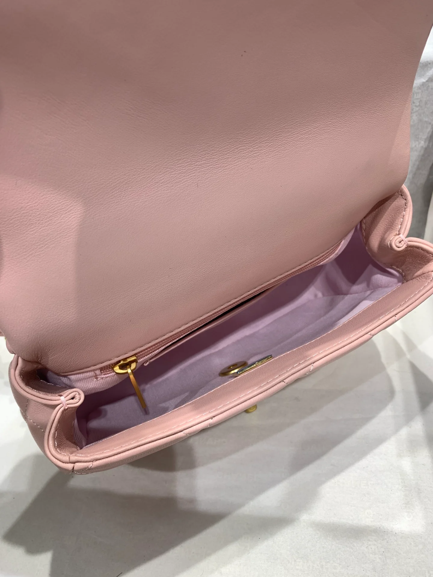 Новинка сезона весна/лето 2023 от Chanel - сумка Coin CF - розовая.