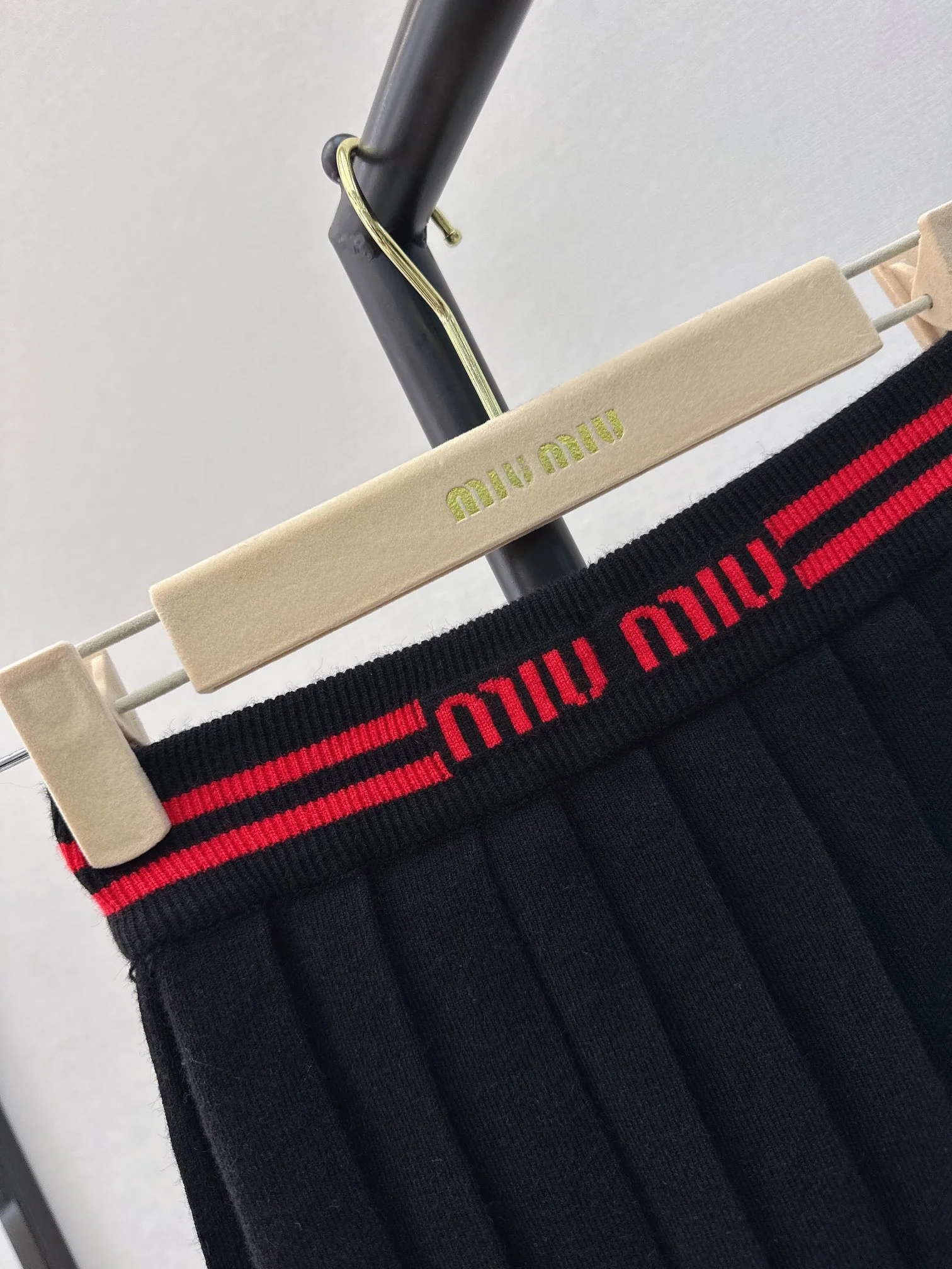 Miu Miu - 2404 - Новинка сезона весна/лето: Классический пуловер с круглым вырезом - Плиссированная юбка - Черный