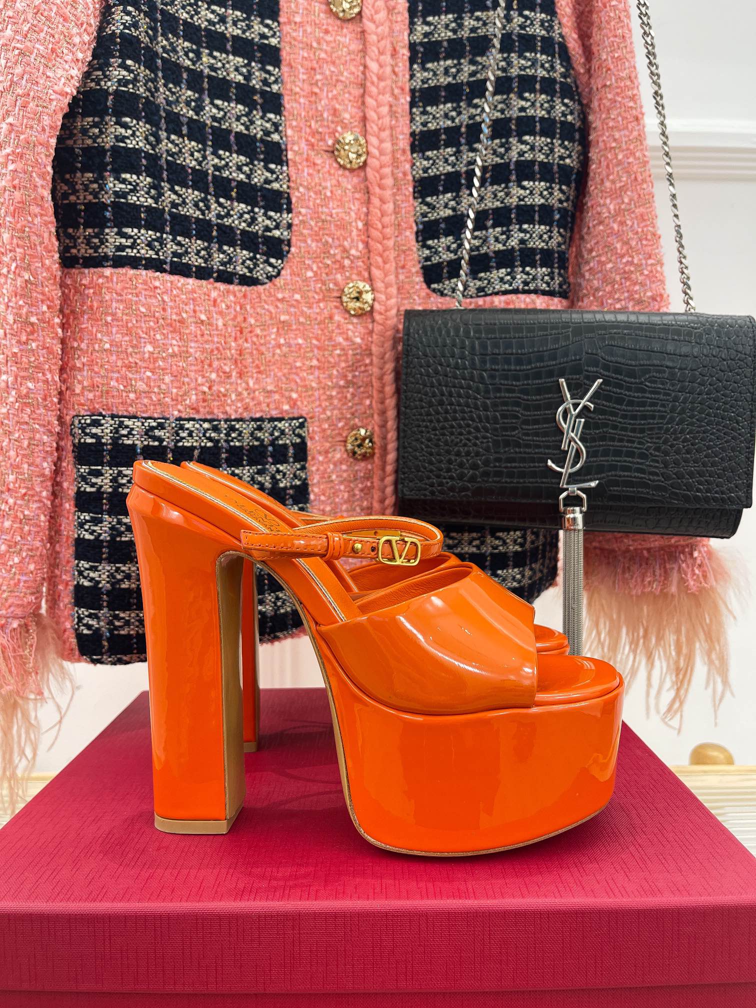 Новинка сезона весна/лето 2023 от Valentino - сандалии на платформе 9 см с открытым носком - 15 см - оранжевые