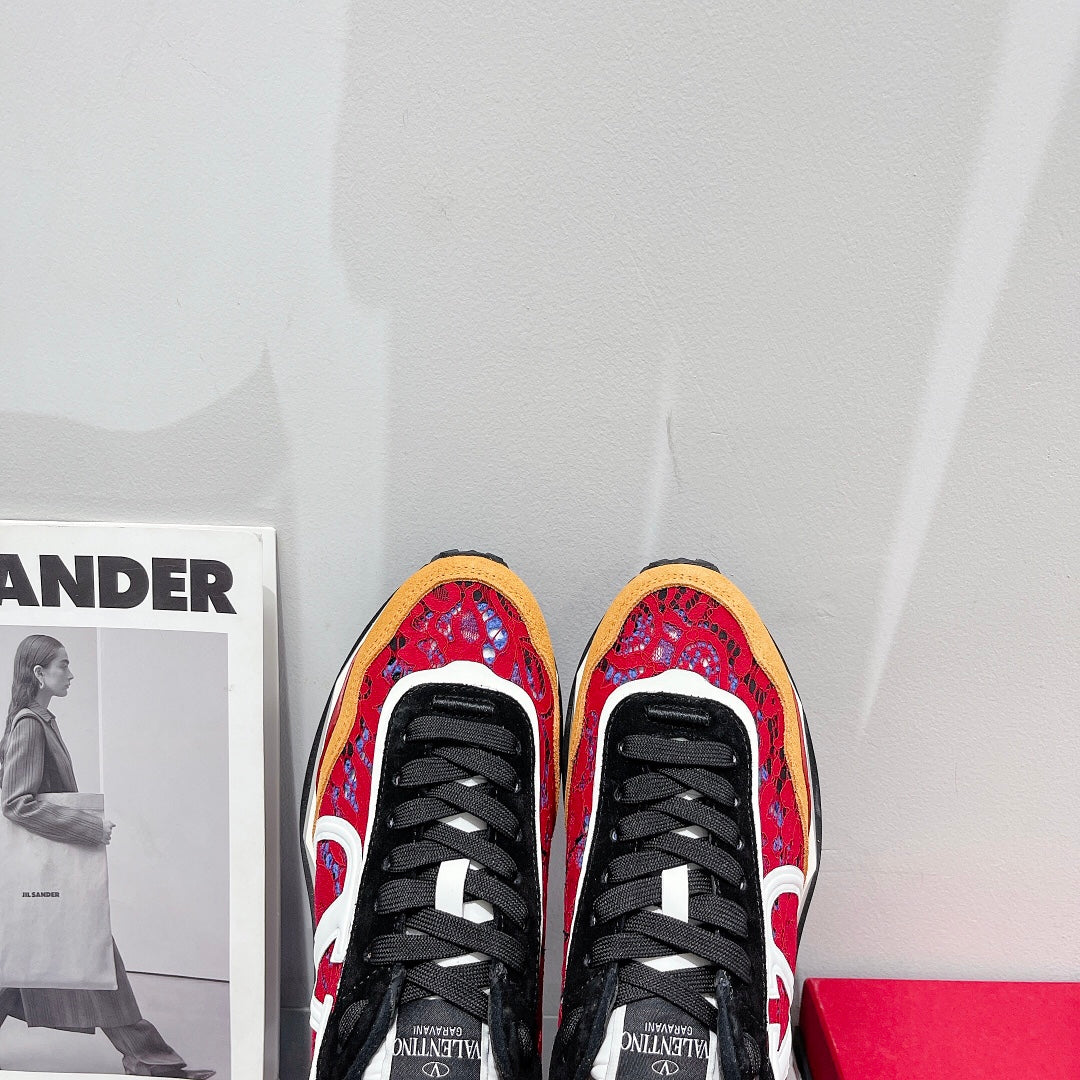 Новинка сезона весна/лето 2022 от Valentino - Замшевые кроссовки с кружевом и сеткой - Унисекс - Оранжево-красные