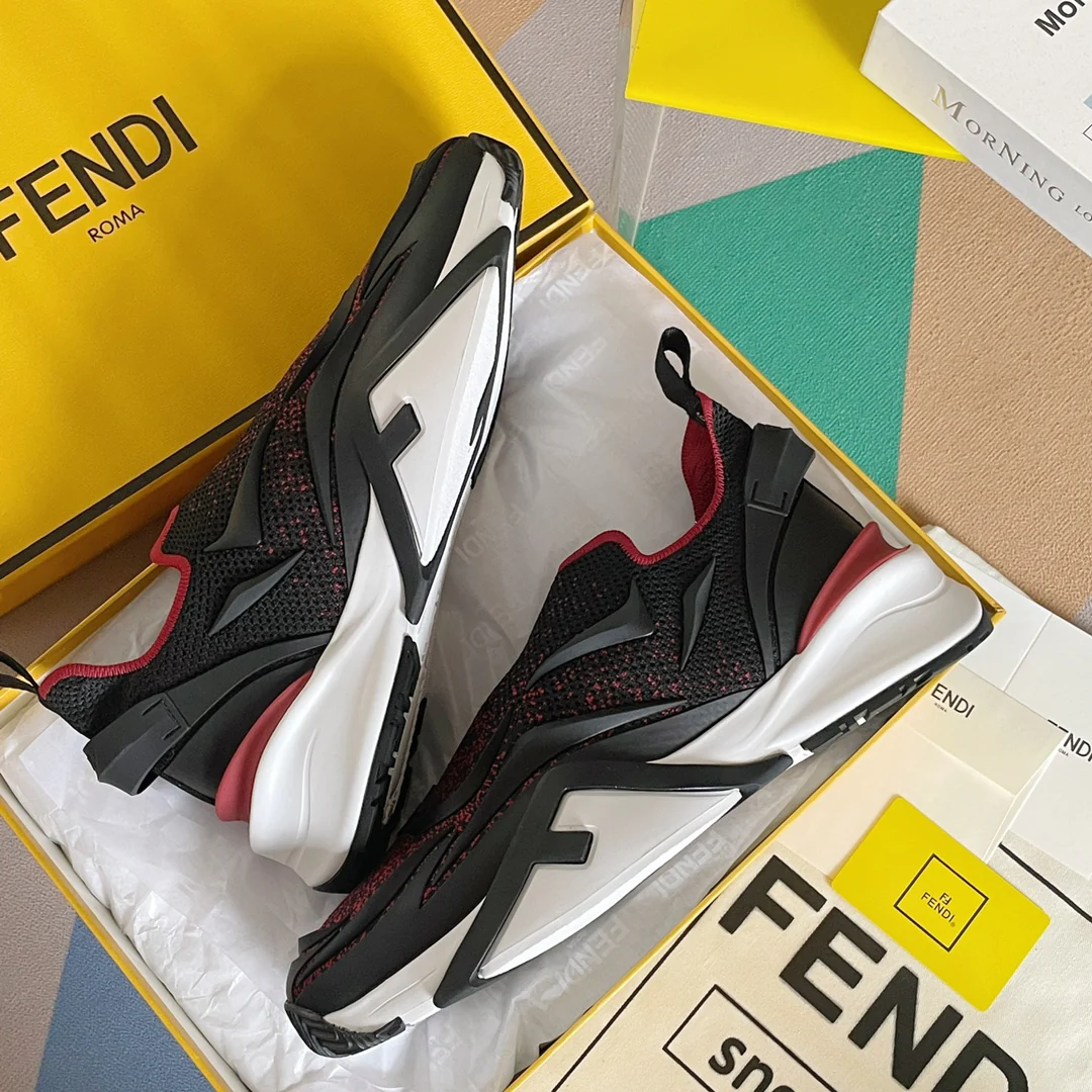 Новинка 2023 года от Fendi - кроссовки Flow Series Flyknit - черно-красные.