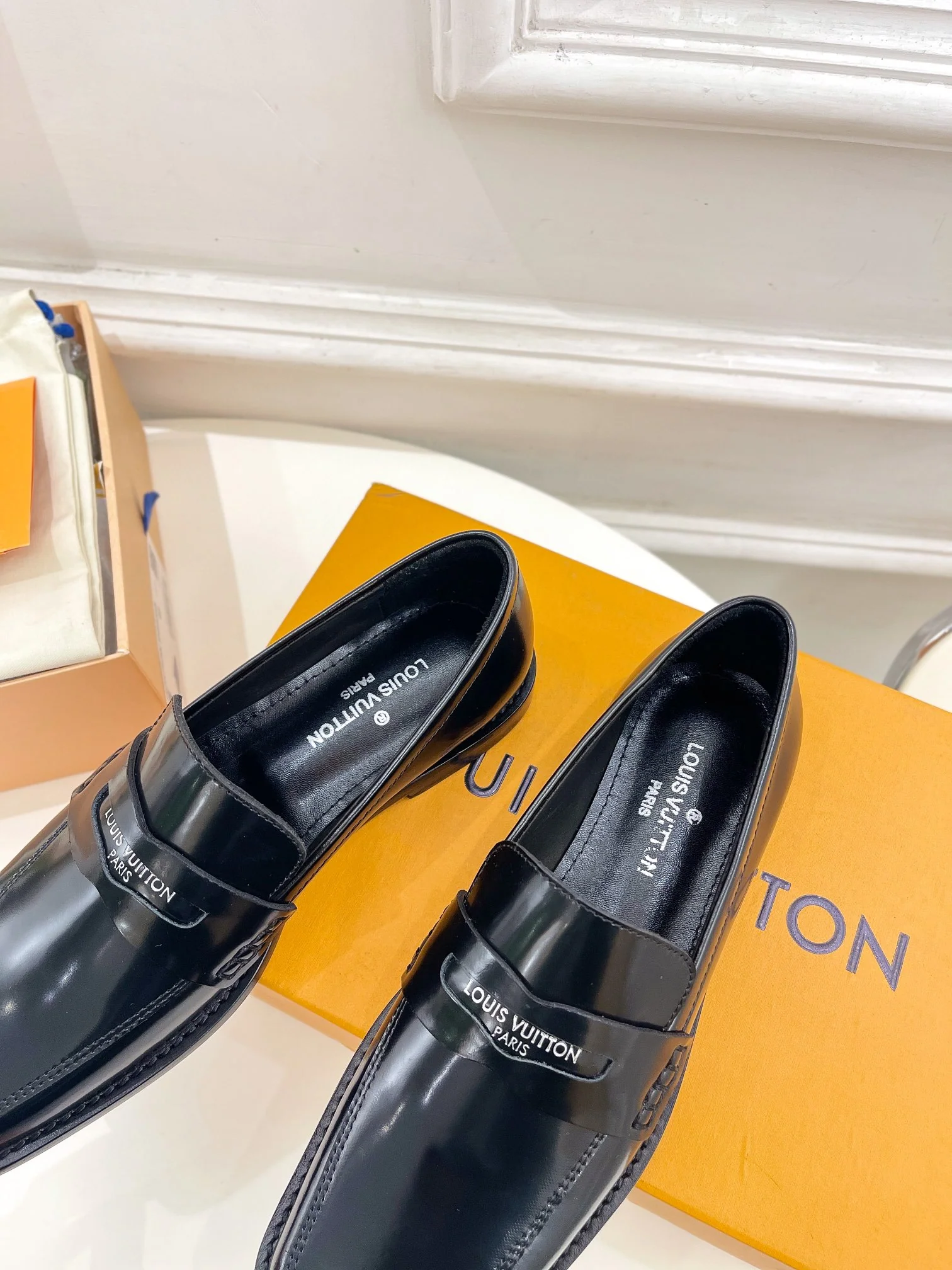 Новинка весны 2023 года от LV — кожаные туфли с квадратным носком.