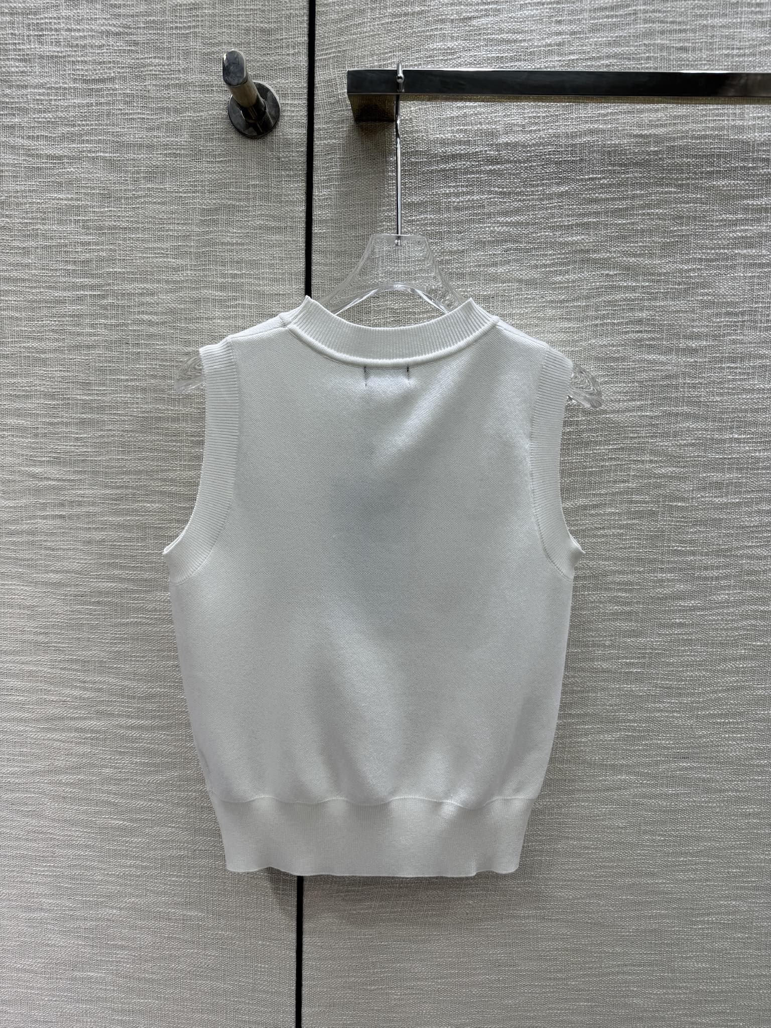 Вязаный жилет Chanel 2403 с вышивкой - белый