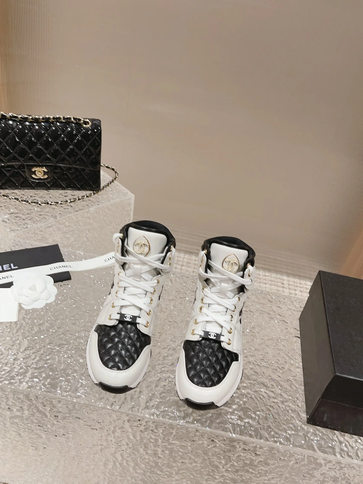 Высокие кроссовки Chanel — белые с перламутровыми вставками.