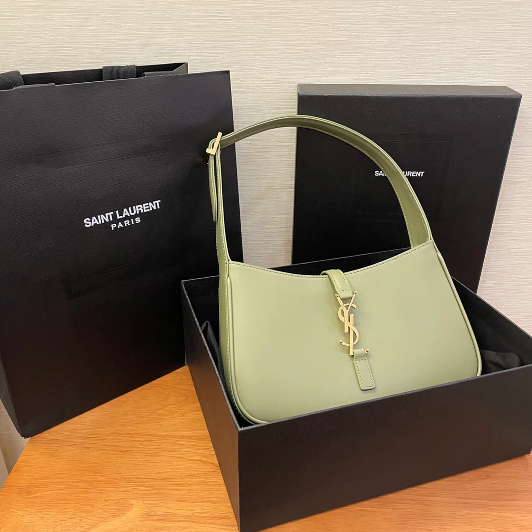 Сумка-седло YSL — цвет авокадо с золотой фурнитурой.