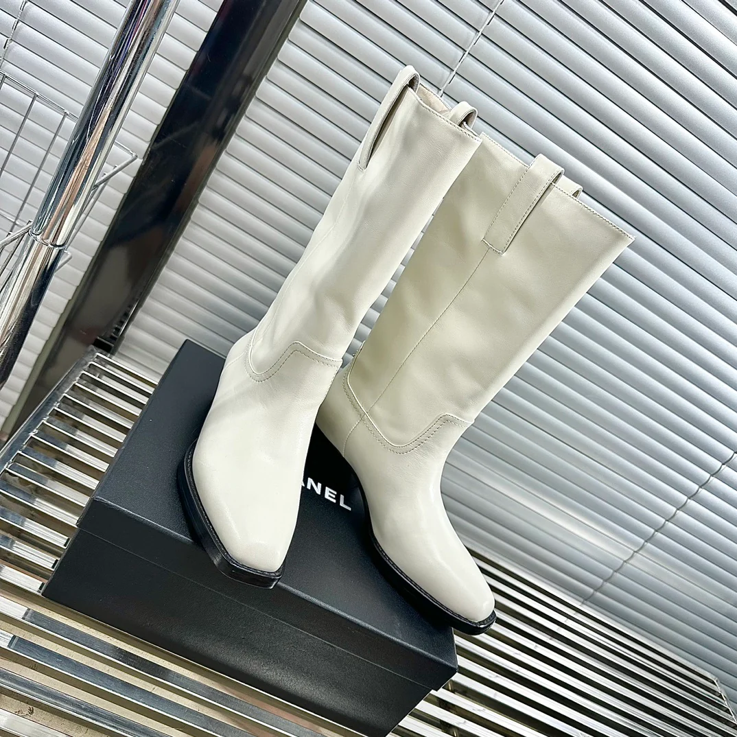 Новинка сезона осень/зима 2023 от Chanel - Мотоциклетные ботинки на низком каблуке - Белые