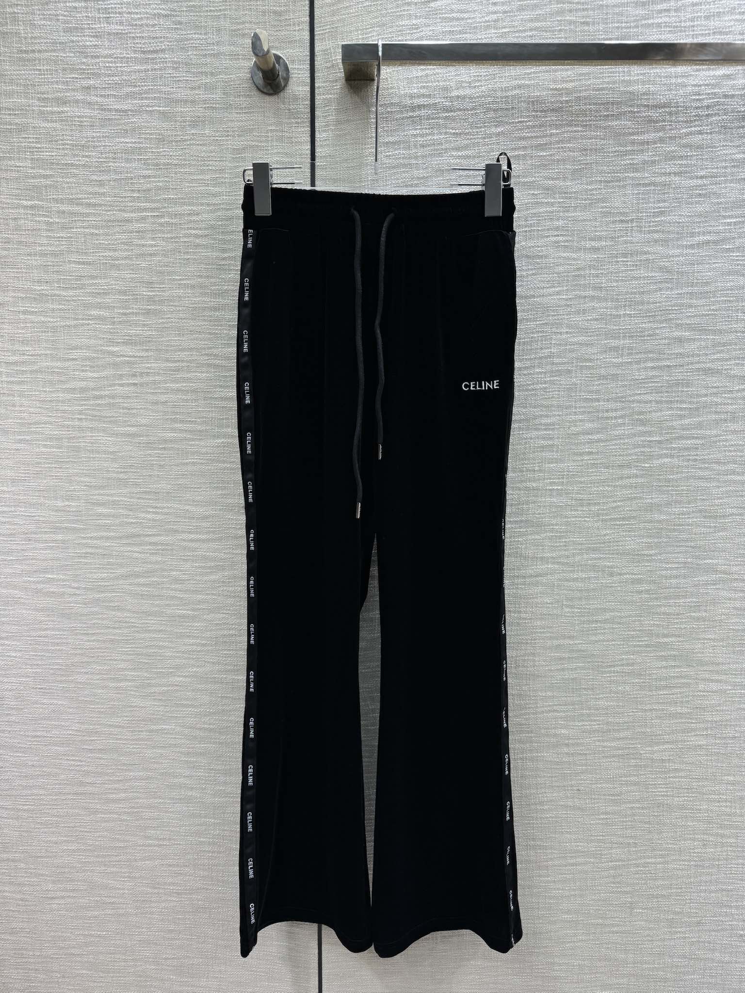 Celine-2403 - Куртка с капюшоном на молнии, эластичным поясом и широкие брюки.