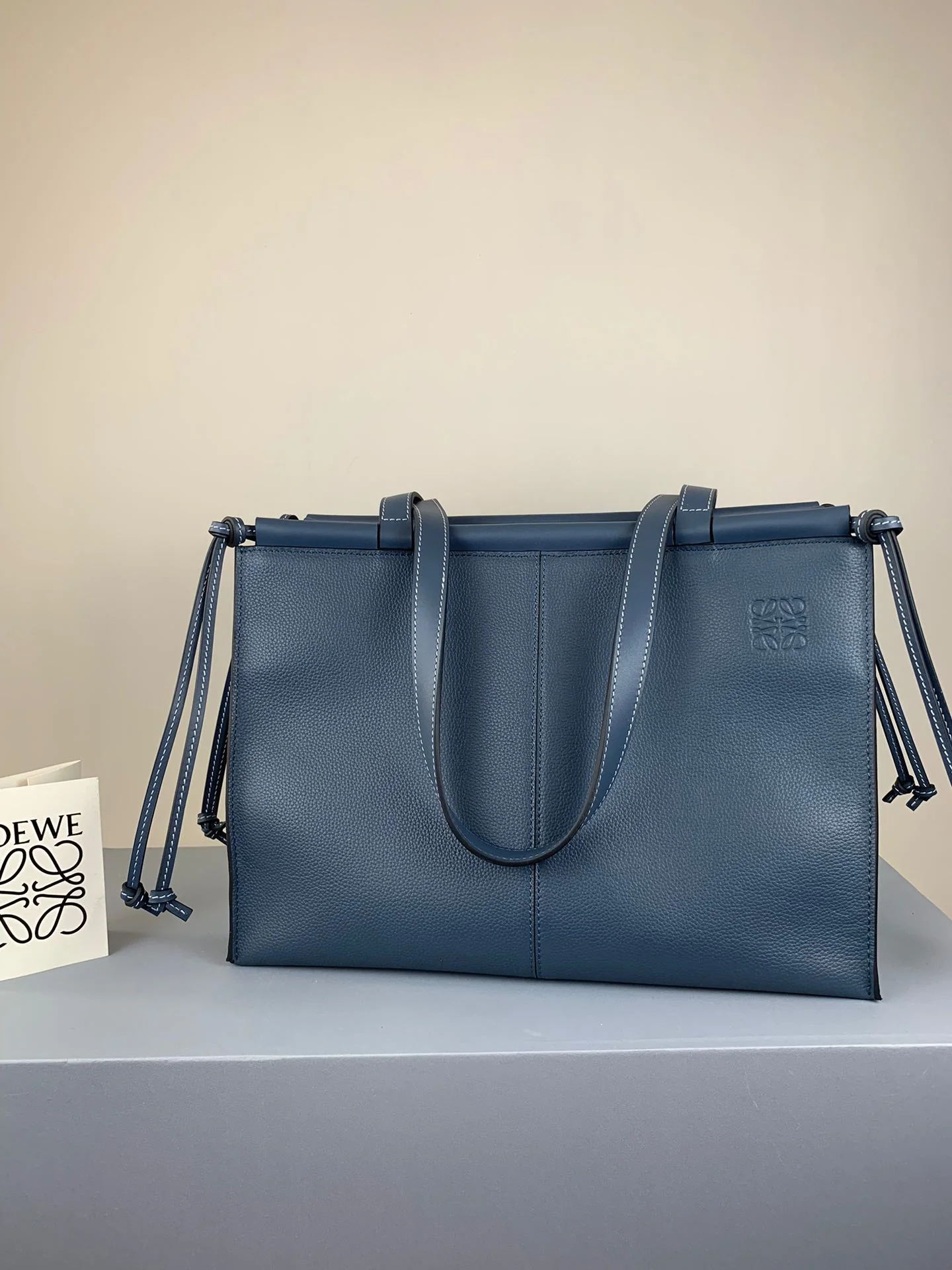 Сумка-тоут Loewe из телячьей кожи, темно-синяя