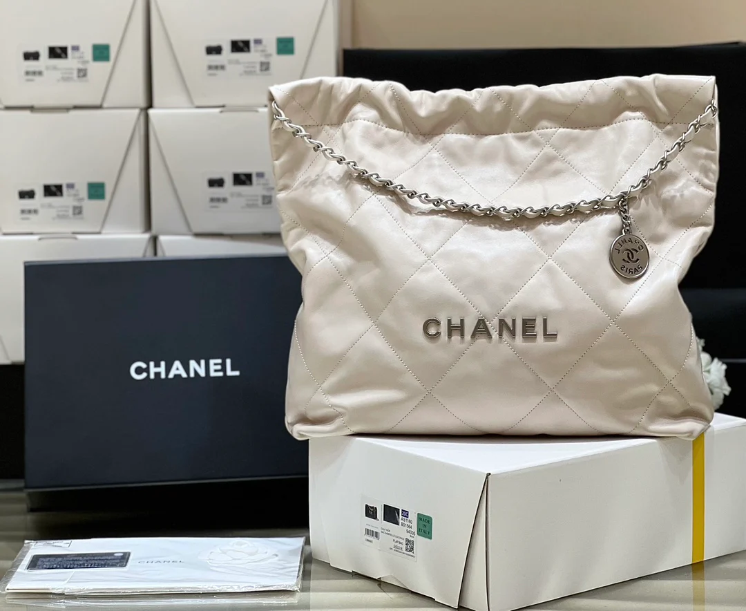 Новинка сезона весна/лето 2023 от Chanel - сумка 22 - маленькая - кремовый цвет