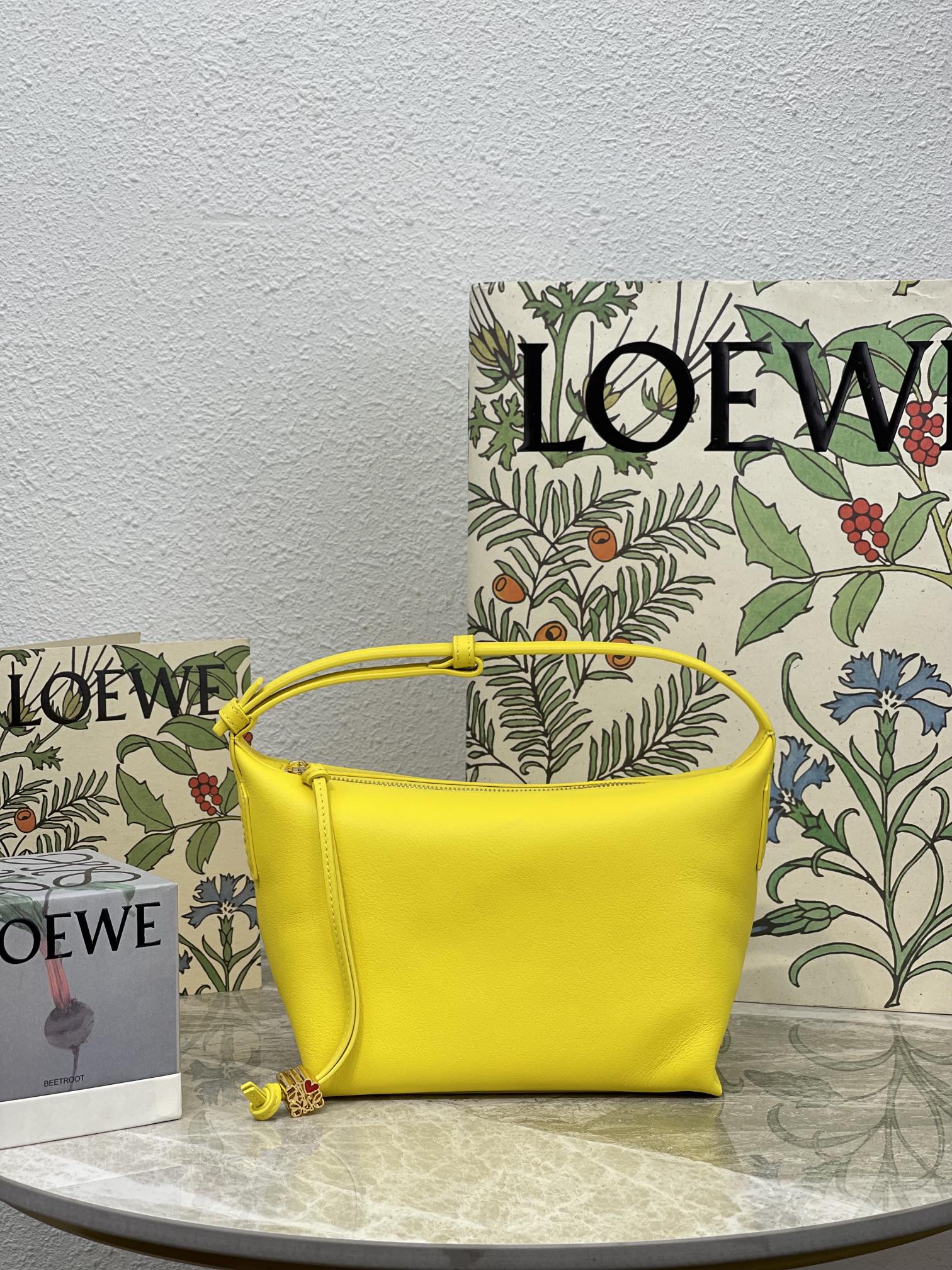 Ланч-сумка Loewe Cubi из панамской телячьей кожи желтого цвета - 20-5-17-12-5 см