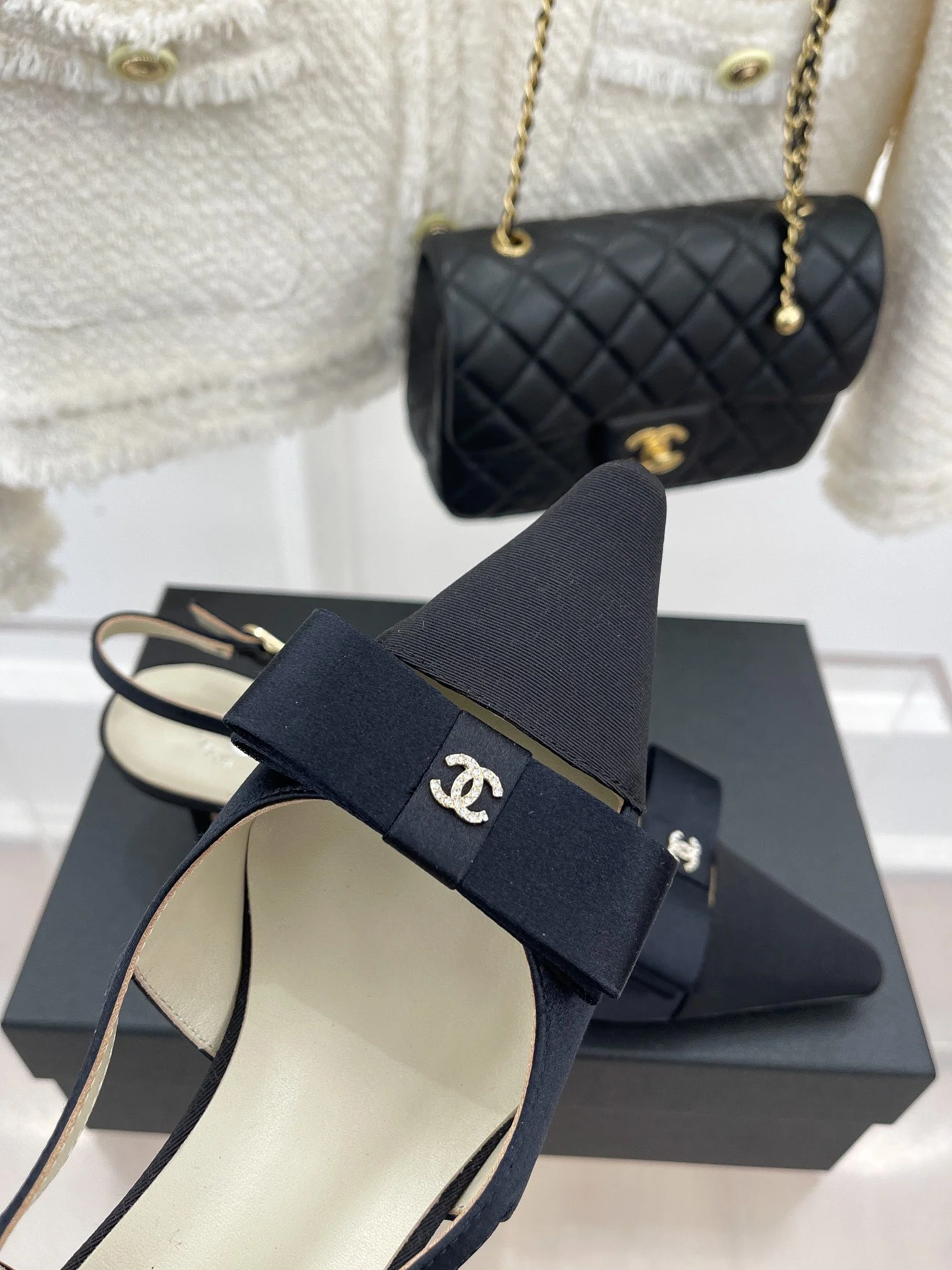Новинка сезона весна/лето 2023 от Chanel - винтажные босоножки на высоком каблуке с бантом - 5 см - черные