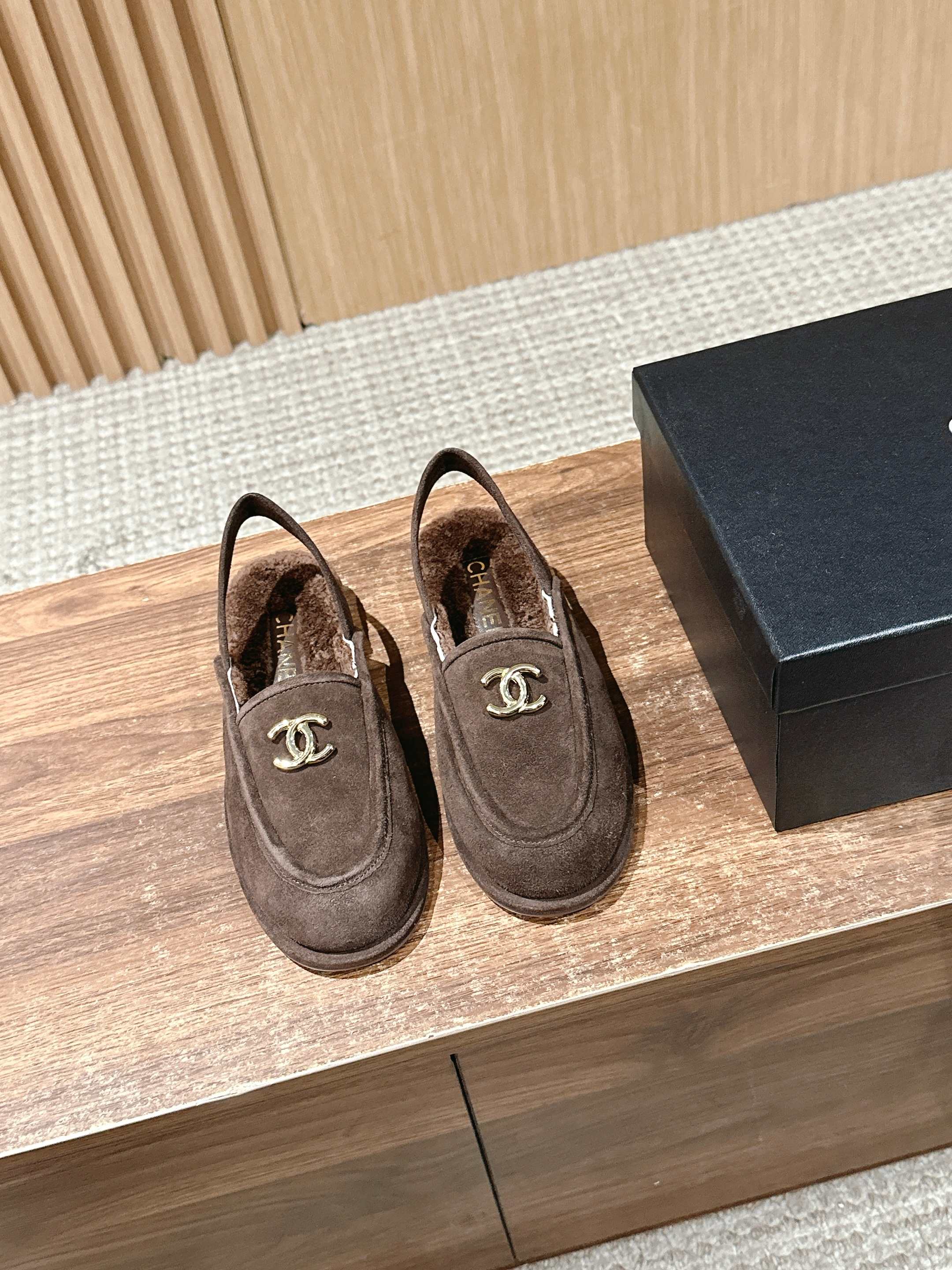 Новая коллекция Chanel ?Ранняя осень 2025? — Пушистые туфли из замши коричневого цвета.