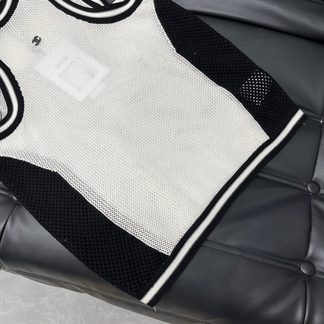 Chanel - 2403-24 Новинка: Жилет с вырезом на плечах - Белый