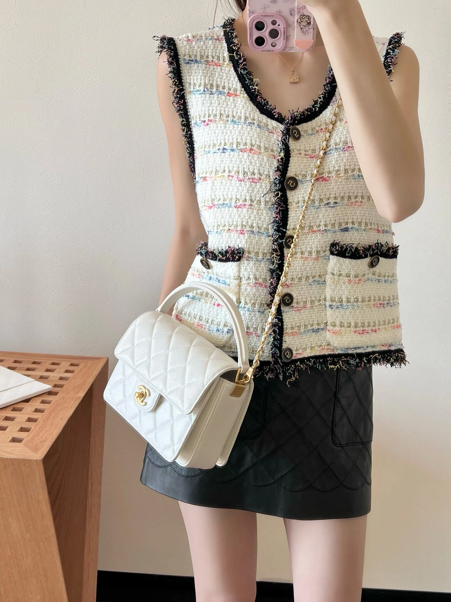 Мини-сумочка Chanel с ручкой и клапаном, белая.