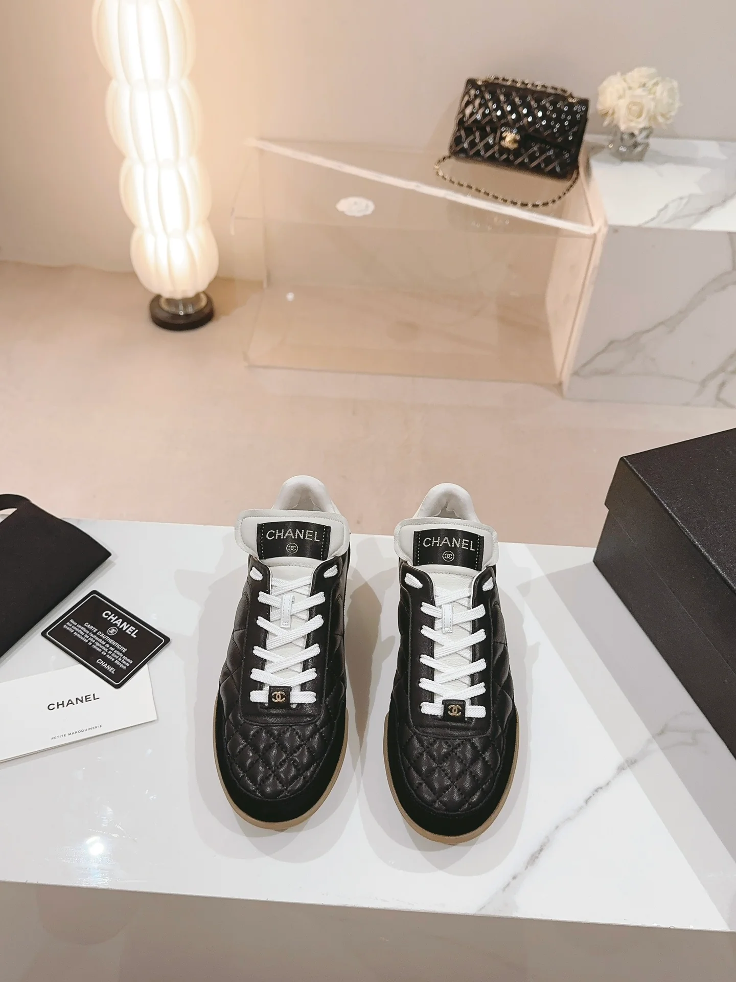 Стеганые кроссовки Chanel из овечьей кожи — модель, которую носят Ян Ми, Angelababy и Сон Иши — черные.