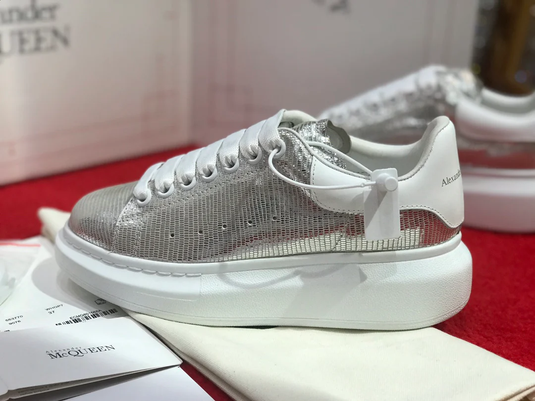 Классические белые кроссовки McQueen - полностью серебристые - с белой отделкой.