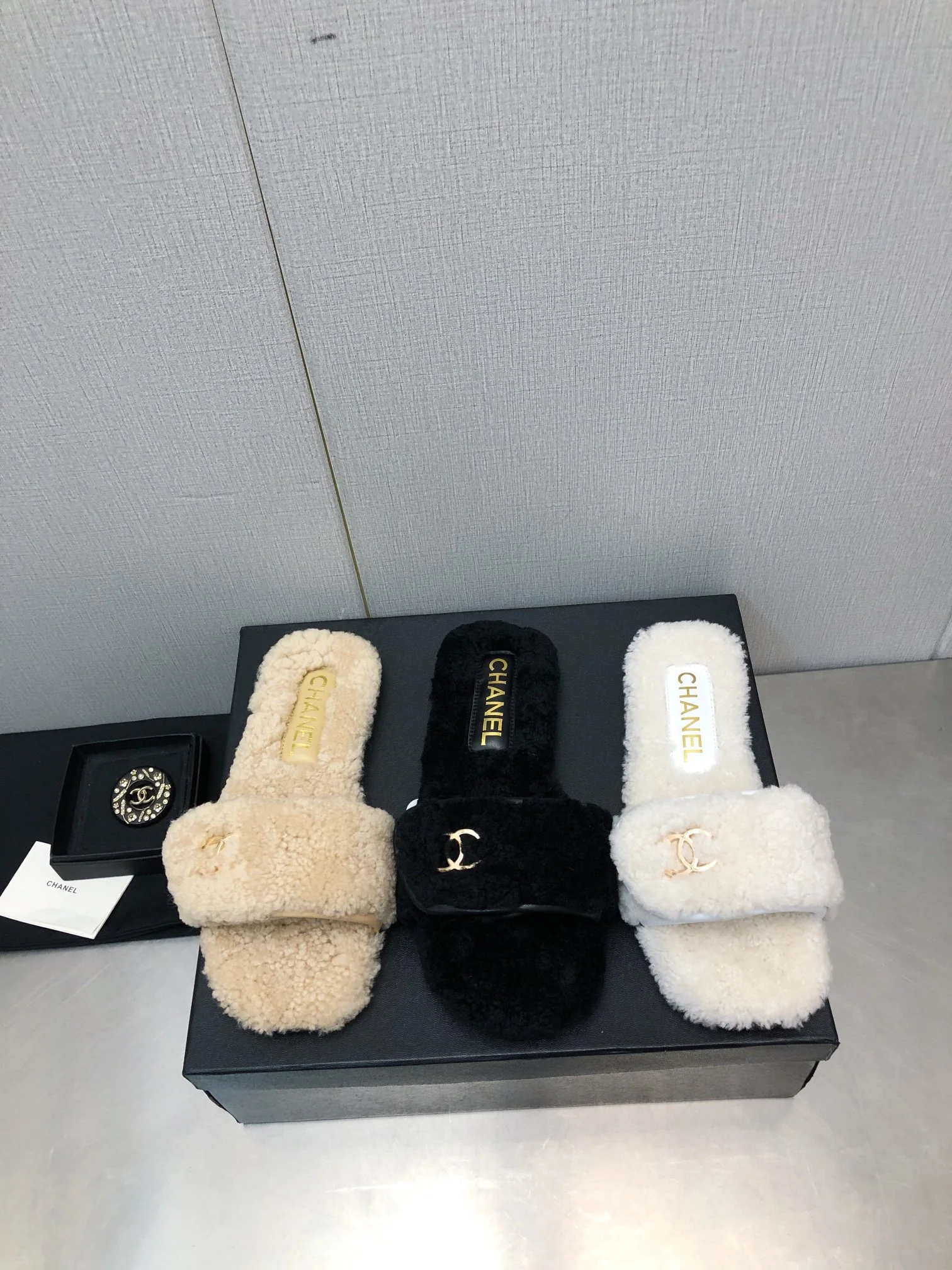 Chanel - Меховые тапочки с двойной буквой С - Черные