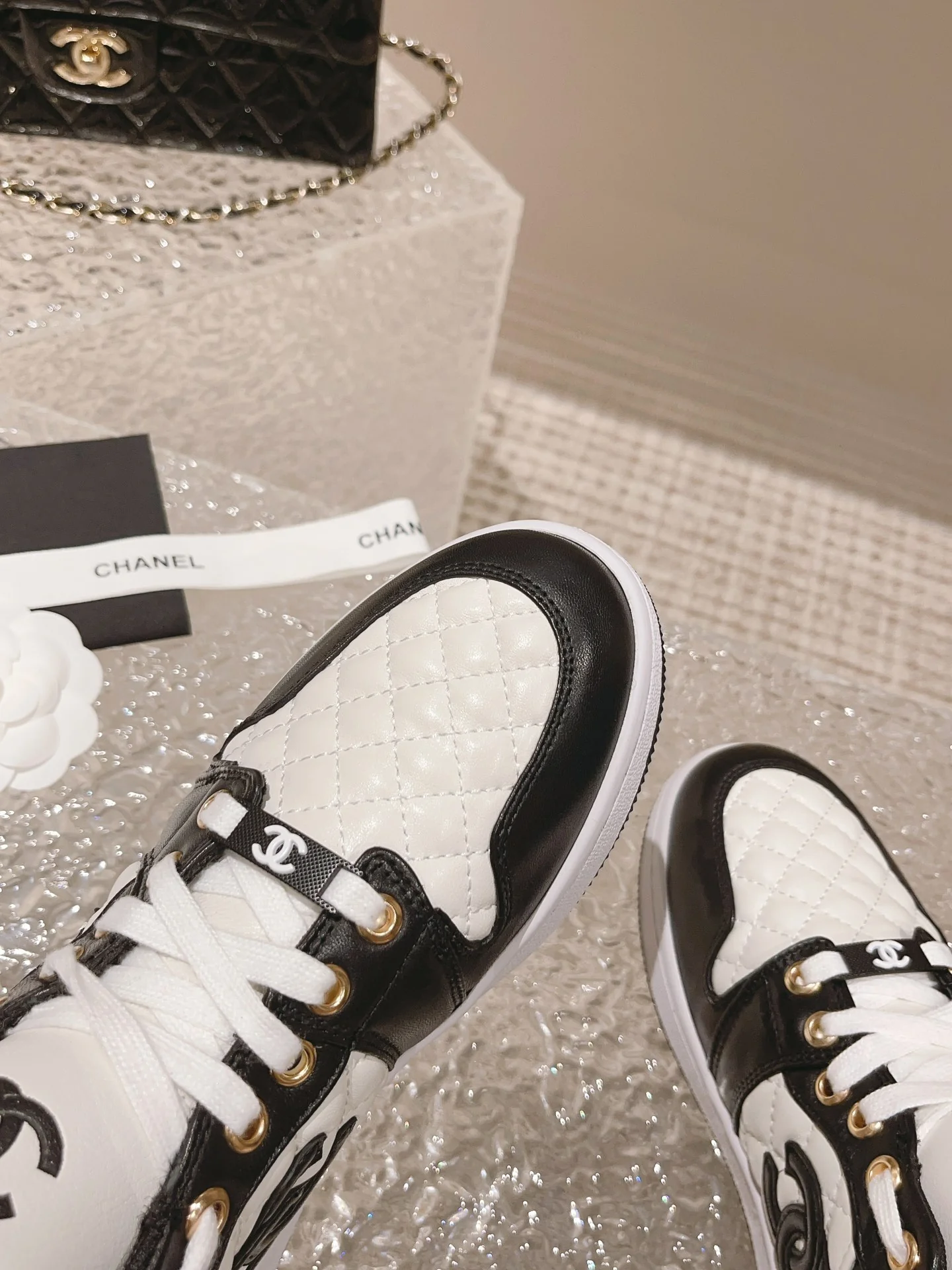 Низкие кеды Chanel - черные с ромбовидным узором