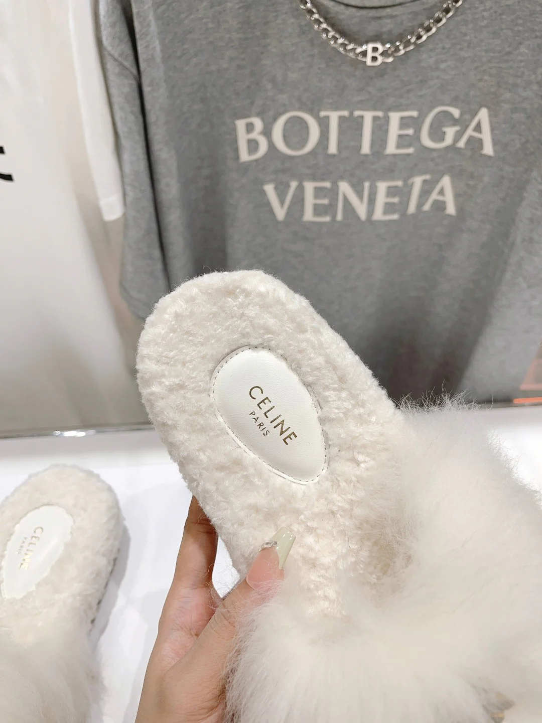 Новинка сезона осень/зима 2023 от Celine - Шерстяные тапочки - Перекрестный крой - Белый - 1