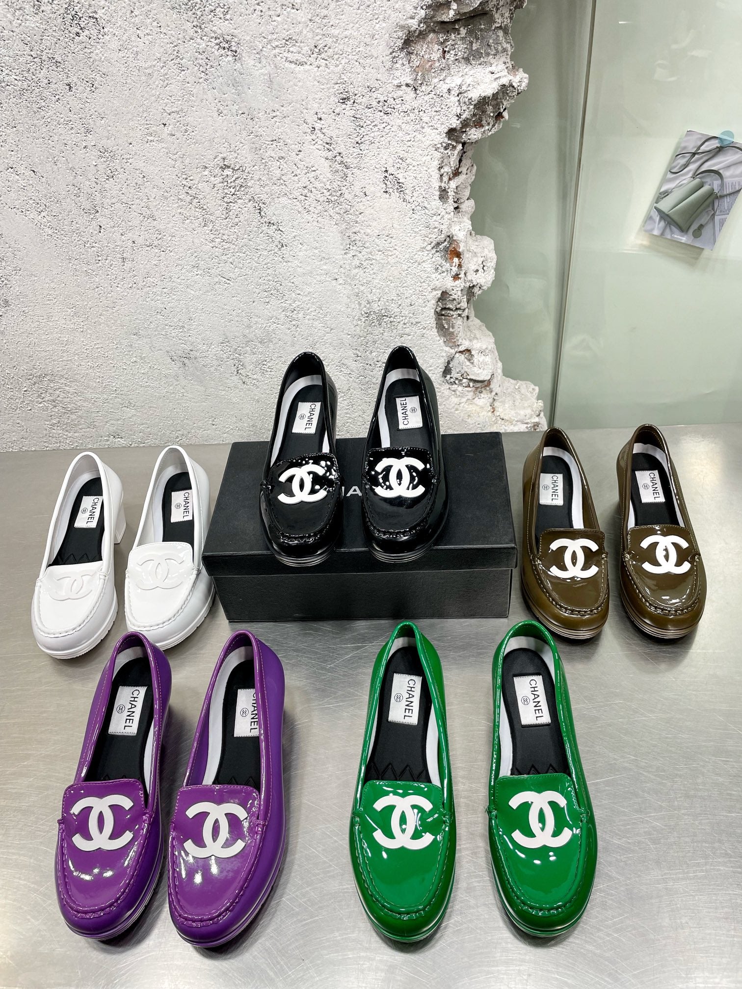 Новые поступления коллекции Chanel осень/зима 2022 — ретро-афропрически на низком каблуке — изображение коллекции.