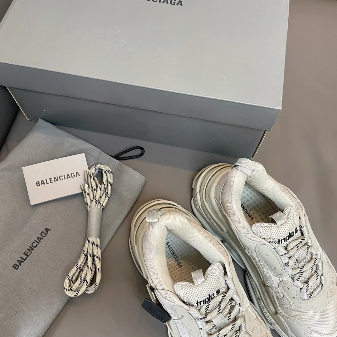 Кроссовки Balenciaga Triples на платформе, спортивные, массивные, белые.