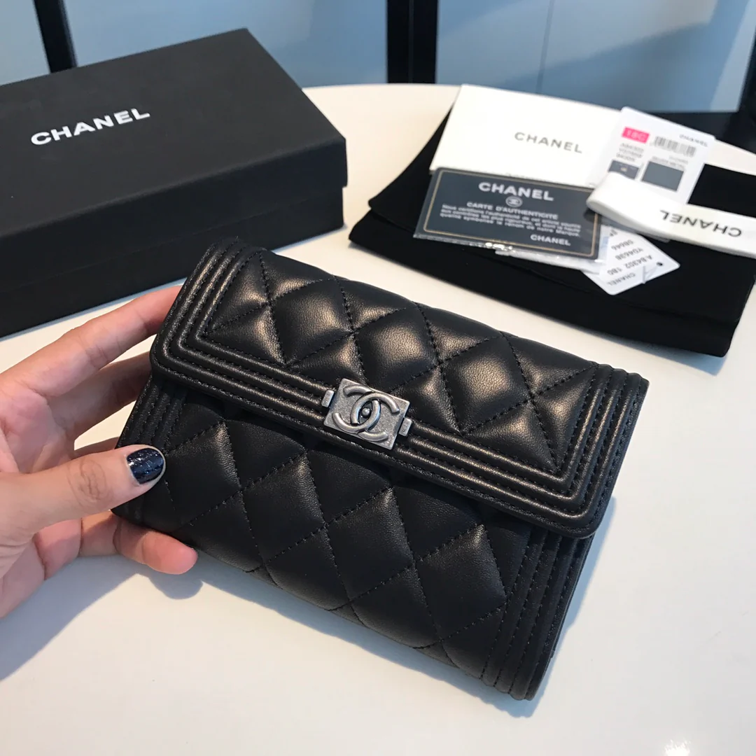 Чехол Chanel Le Boy Tri-fold Frame - из черной овечьей кожи с золотой пряжкой.